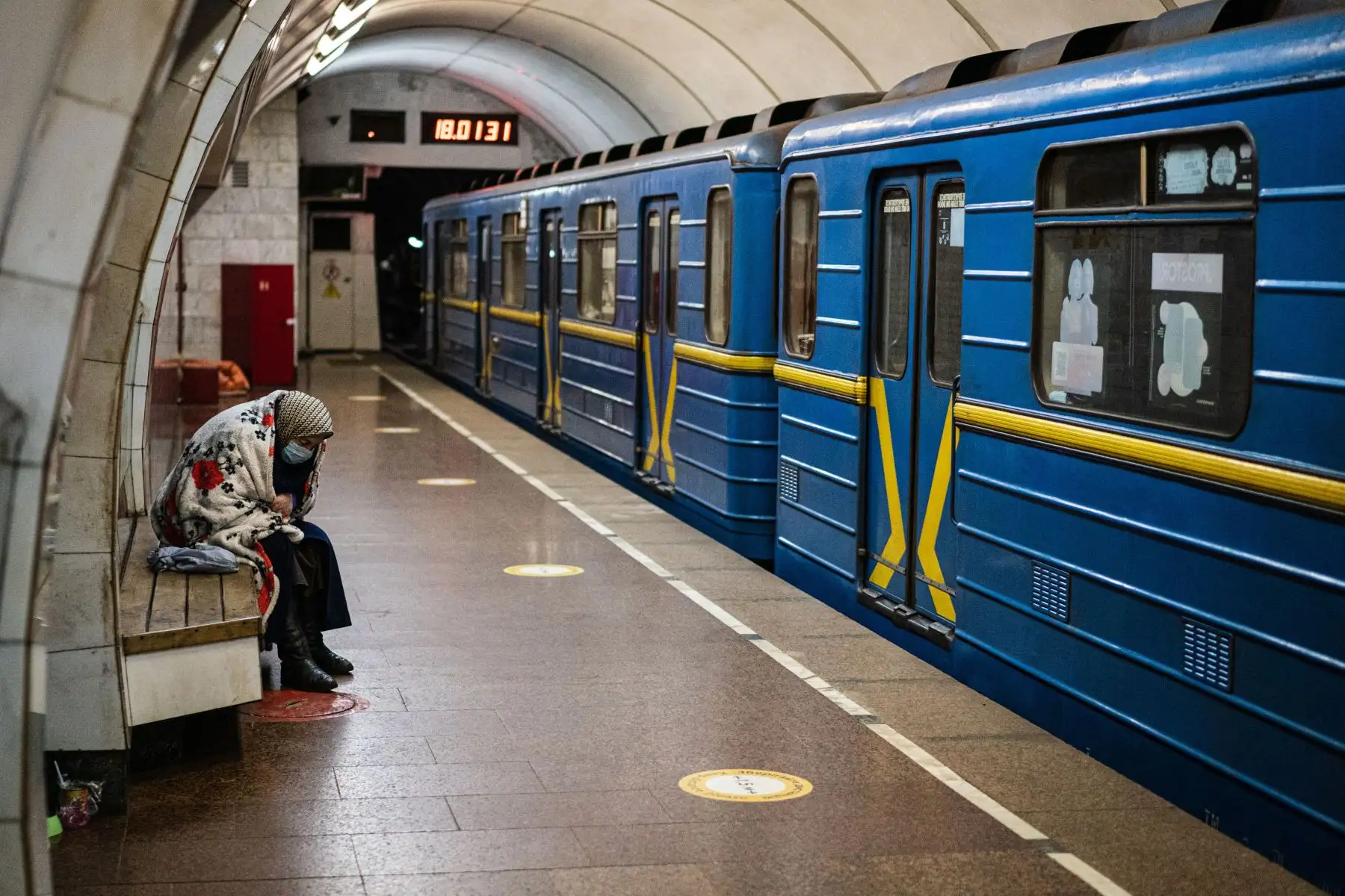 Una anciana se sienta dentro de un vagón de metro en una estación subterránea utilizada como refugio antiaéreo en Kiev.
Foto: AFP