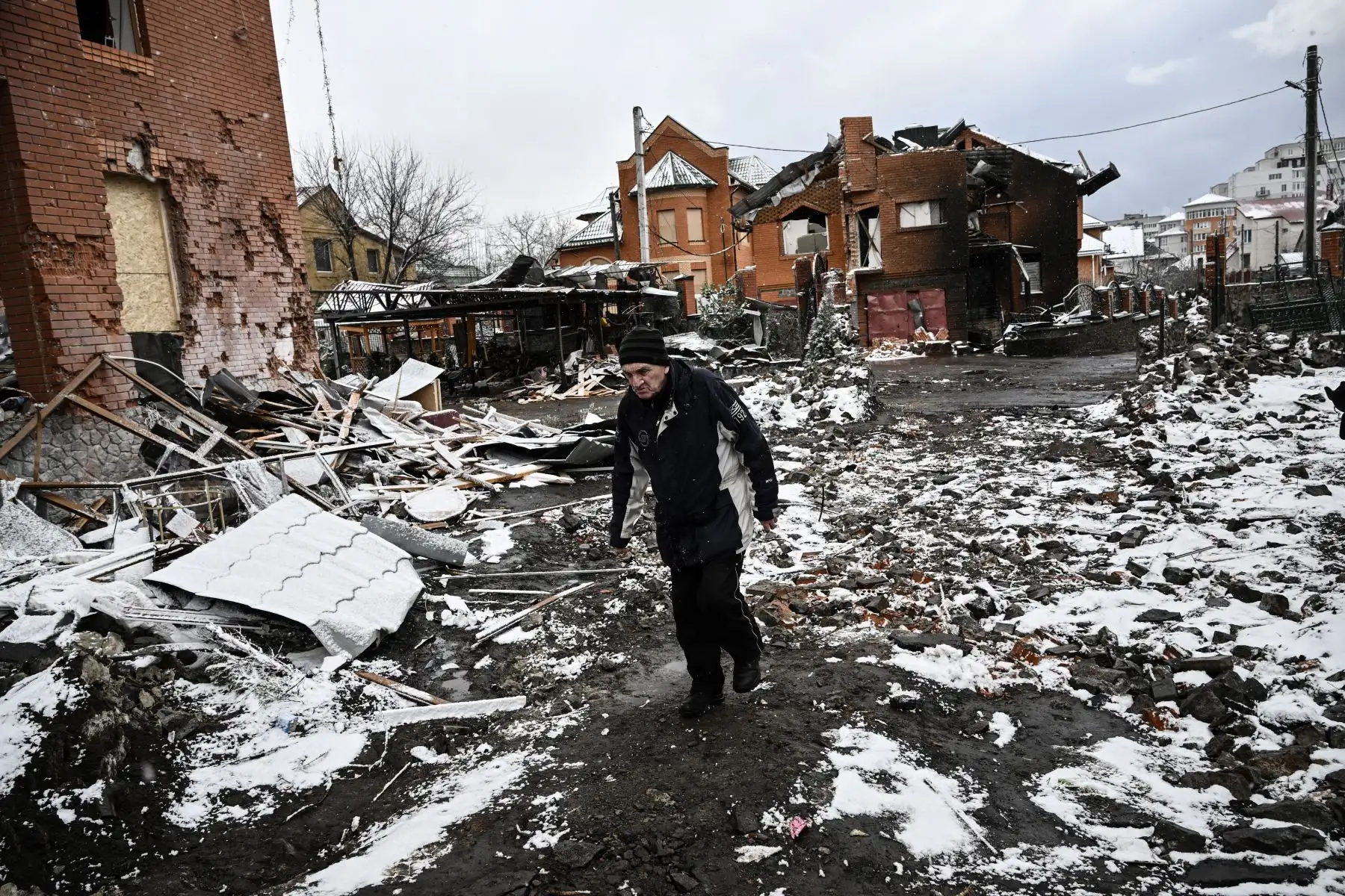 Un hombre camina entre casas destruidas durante los ataques aéreos en la ciudad ucraniana central de Bila Tserkva.
Foto: AFP