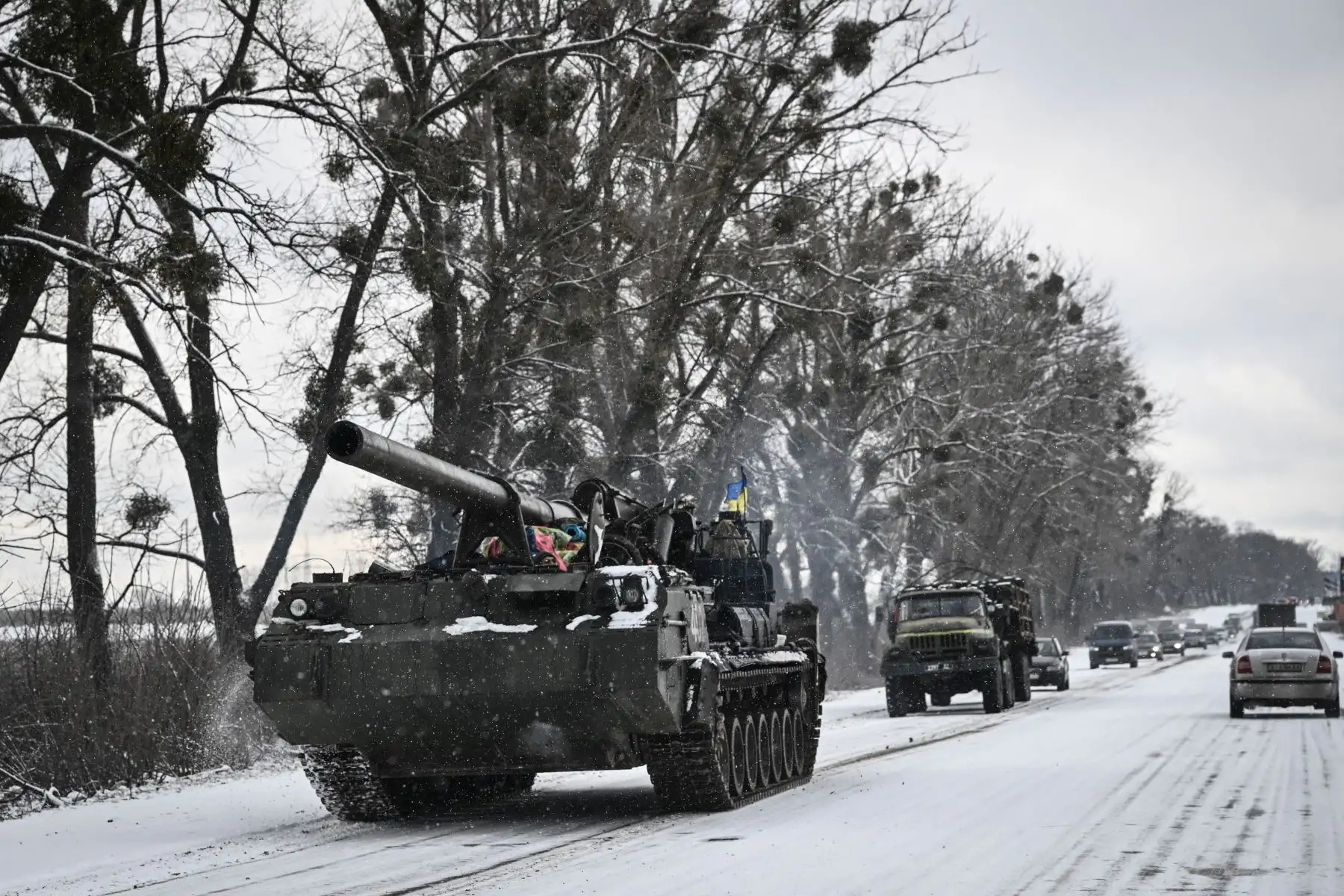 Un tanque ucraniano rueda por una carretera principal en Kiev.
Foto: AFP