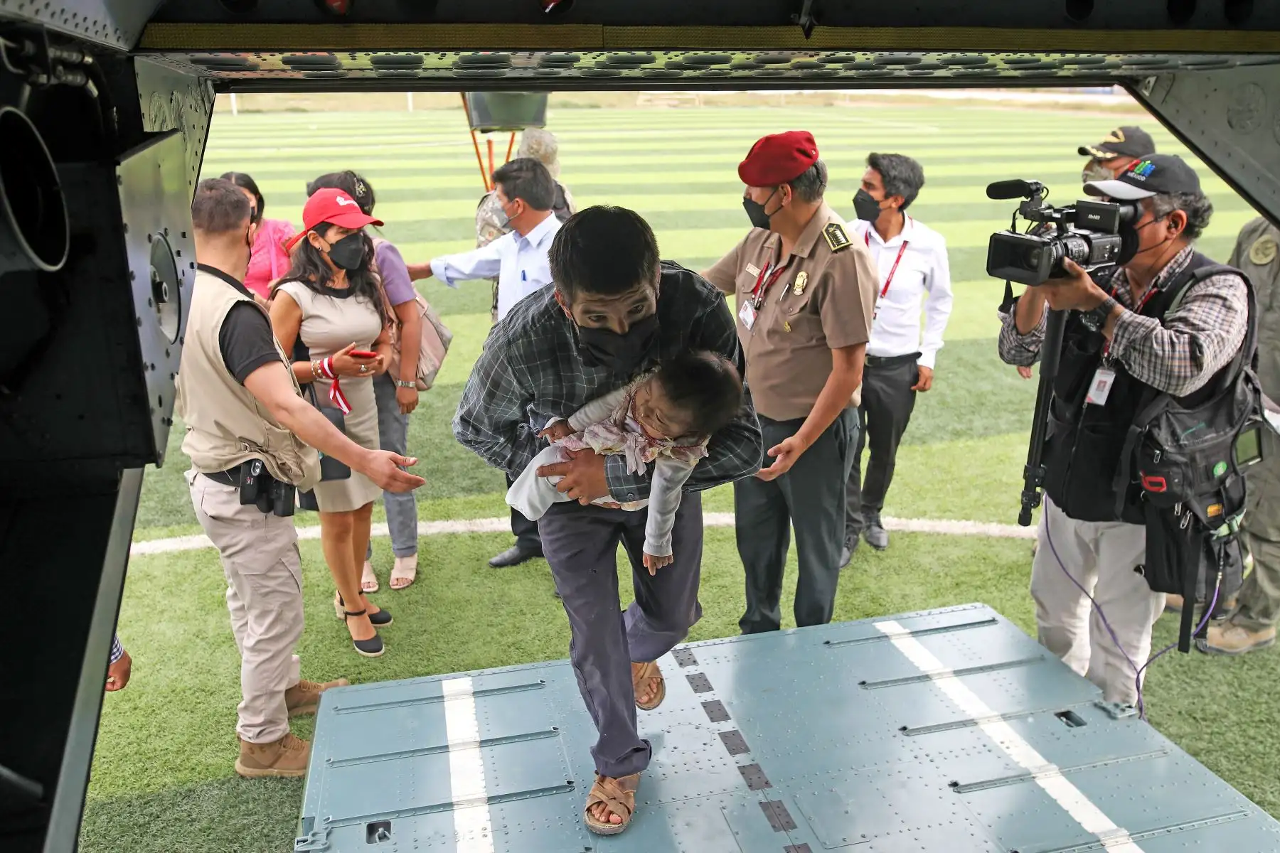 Jefe del Estado, Pedro Castillo, traslada desde Mala, por vía aérea, a paciente menor de edad, para que sea atendido en un nosocomio de Lima.Foto: ANDINA/Prensa Presidencia