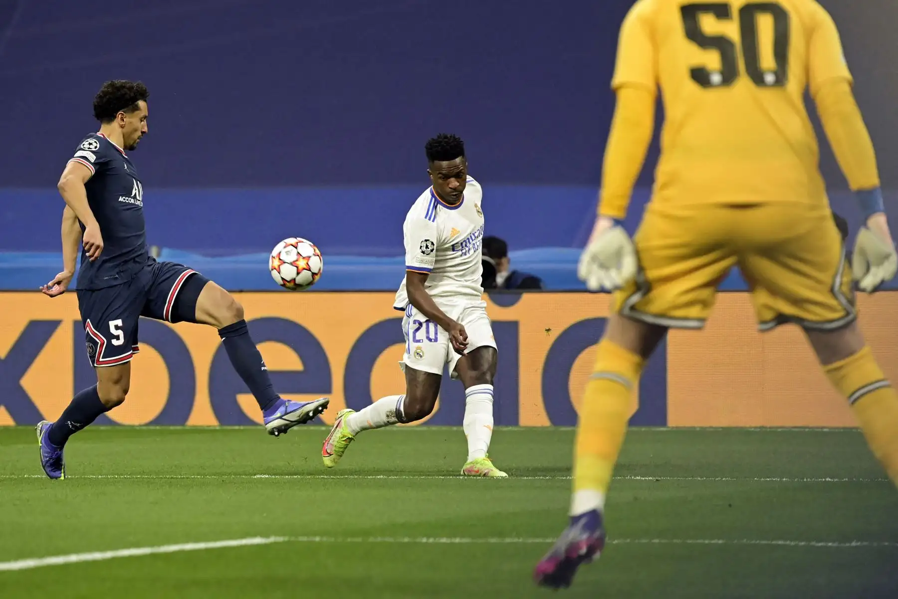 El defensor brasileño del Paris Saint-Germain, Marquinhos , compite con el delantero brasileño del Real Madrid, Vinicius Junior, durante los octavos de final de la Liga de Campeones de la UEFA, partido de fútbol de segunda liga entre el Real Madrid CF y el Paris Saint-Germain.
Foto: AFP