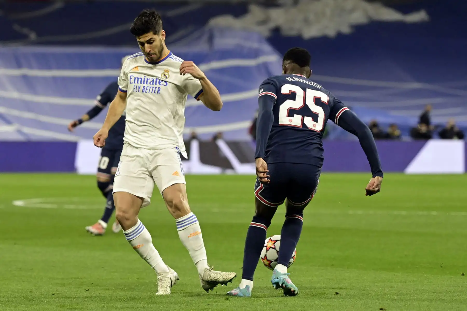 El centrocampista español del Real Madrid, Marco Asensio , compite con el defensor portugués del Paris Saint-Germain, Nuno Mendes, durante el partido de octavos de final de la Liga de Campeones de la UEFA entre el Real Madrid CF y el Paris Saint-Germain.
Foto: AFP