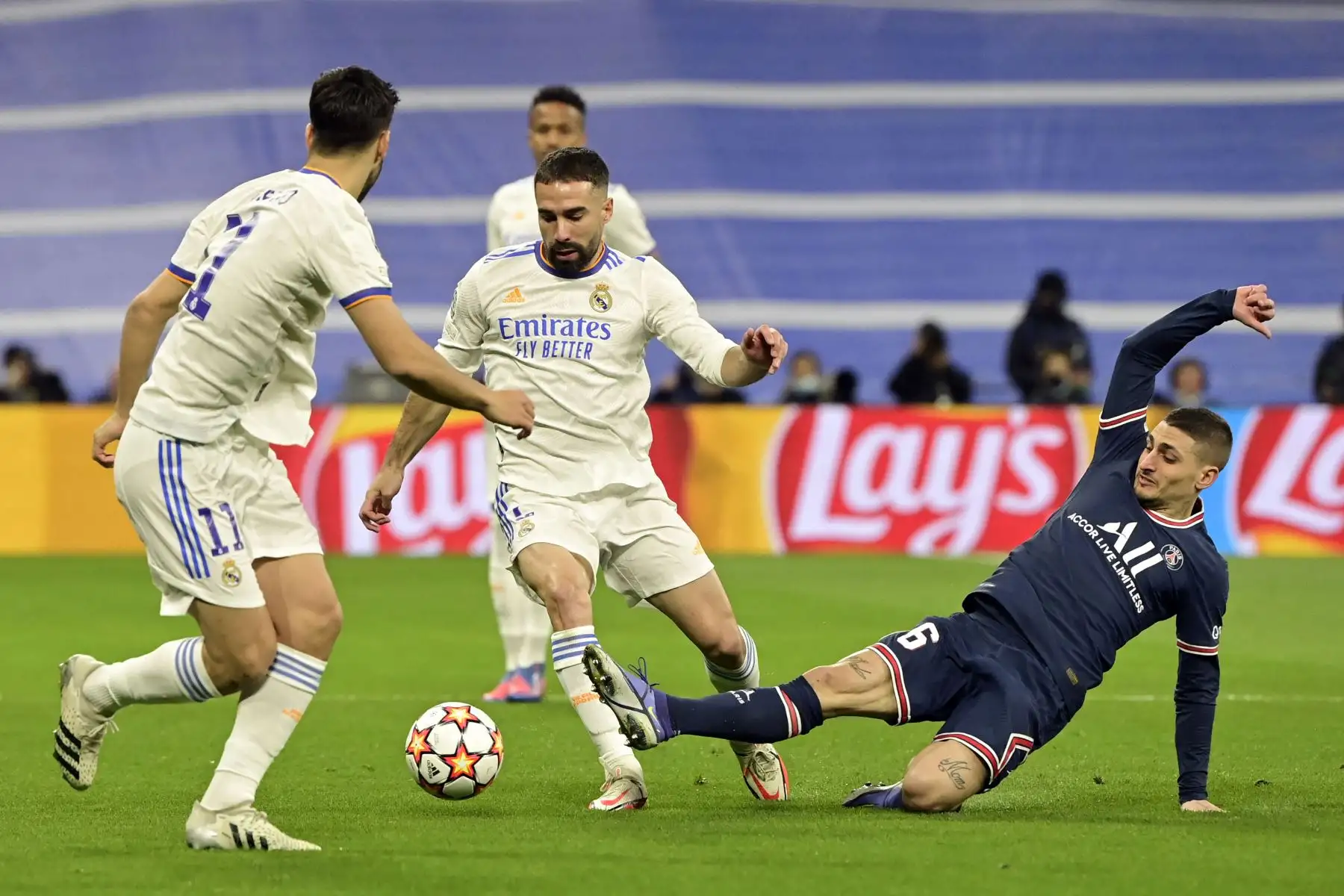 El centrocampista italiano del Paris Saint-Germain, Marco Verratti , se enfrenta al defensor español del Real Madrid, Dani Carvajal, durante los octavos de final de la Liga de Campeones de la UEFA, segundo partido de fútbol de liga entre el Real Madrid CF y el Paris Saint-Germain.
Foto: AFP