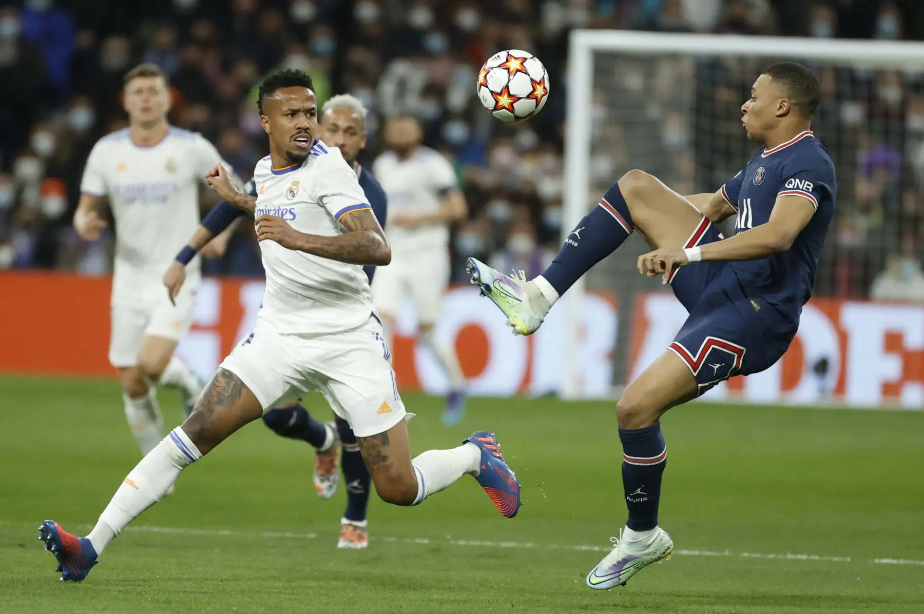 El delantero del PSG Kylian Mbappé disputa el balón con el brasileño Éder Militao del Real Madrid, durante el partido de vuelta por los octavos de final de la Liga de Campeones. Foto: EFE