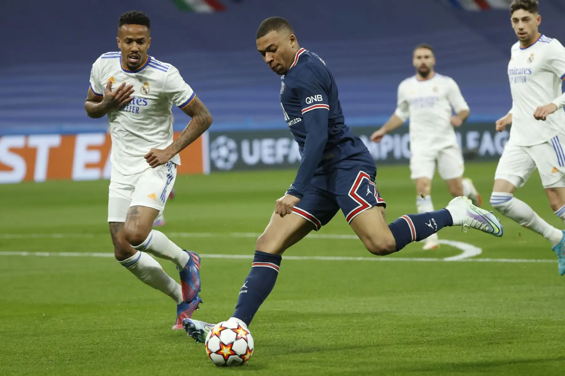 El delantero del PSG Kylian Mbappé disputa el balón con el brasileño Éder Militao del Real Madrid, durante el partido de vuelta por los octavos de final de la Liga de Campeones. Foto: EFE