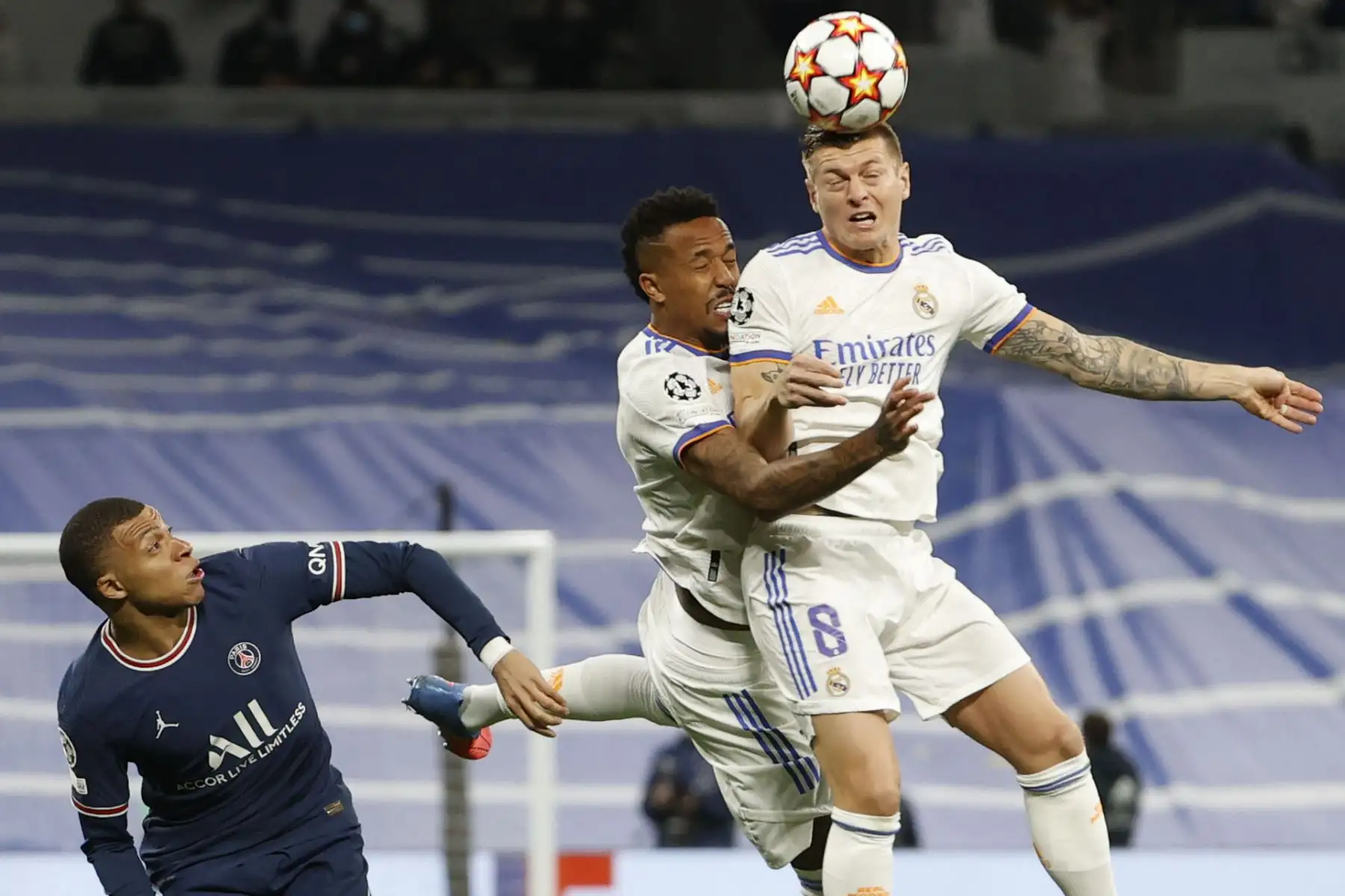 El centrocampista del Real Madrid, Toni Kroos despeja de cabeza junto a su compañero Éder Militao ante Kylian Mbappé , del PSG, durante el partido de vuelta de los octavos de final de la Liga de Campeones que Real Madrid y PSG.
Foto: EFE