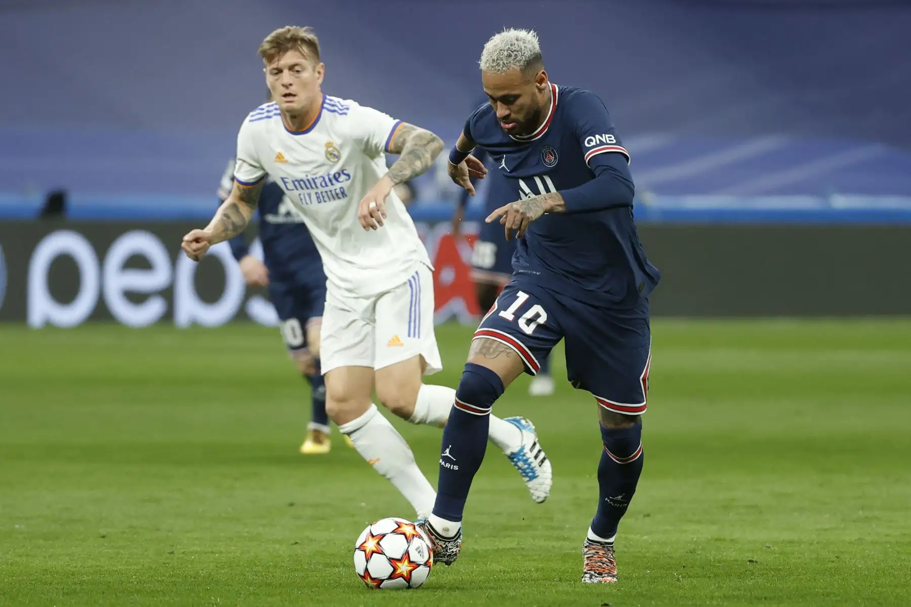 El delantero brasileño del PSG, Neymar Jr., conduce el balón ante el centrocampista alemán del Real Madrid, Toni Kroos, durante el encuentro correspondiente a la vuelta de los octavos de final de la Liga de Campeones.
Foto: EFE