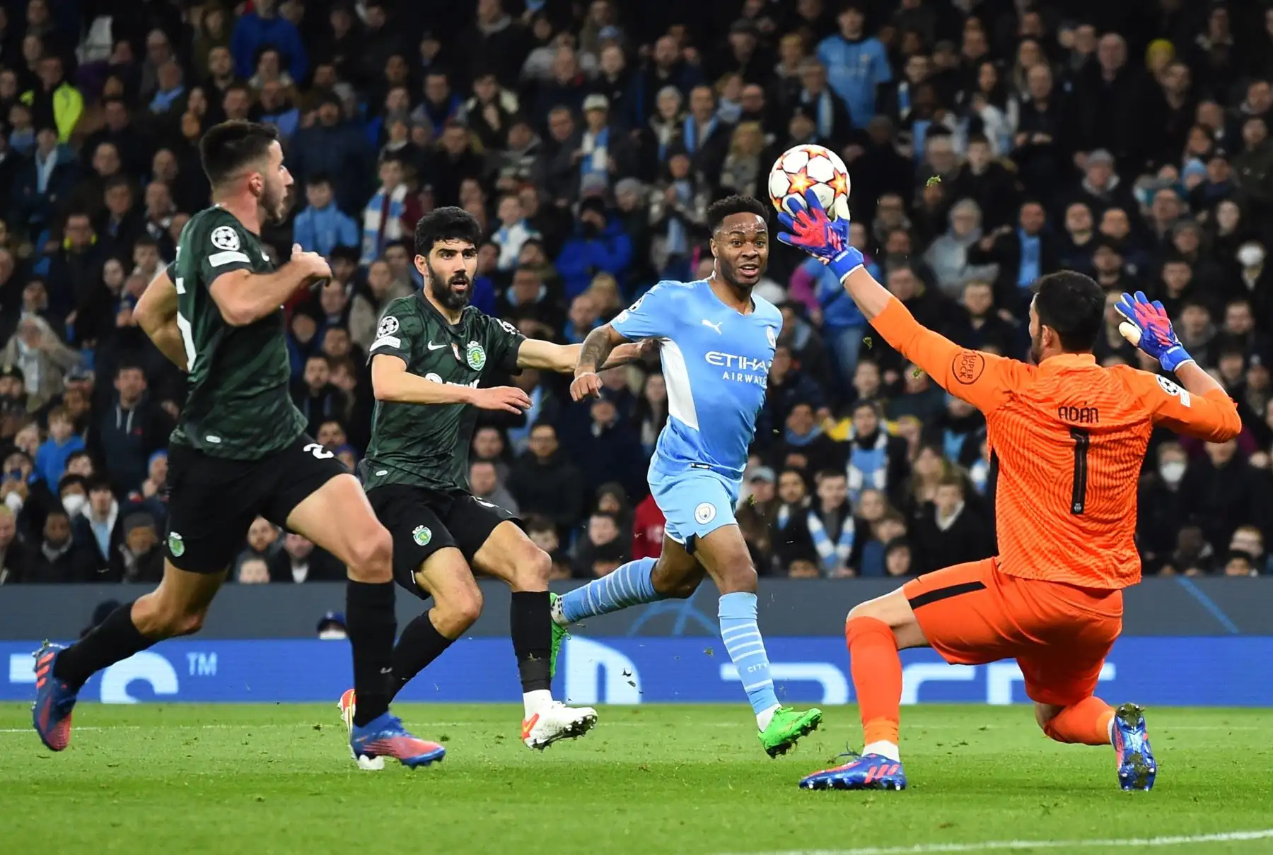 Raheem Sterling de Manchester City en acción contra el portero de Sporting Antonio Adan (R) durante la ronda de octavos de final de la Liga de Campeones de la UEFA, partido de fútbol de segunda pierna entre Manchester City y Sporting Lisboa en Manchester, Gran Bretaña, el 09 de marzo de 2022. (Liga de  Campeones, Reino Unido, Lisboa) EFE/EPA/PETER POWELL