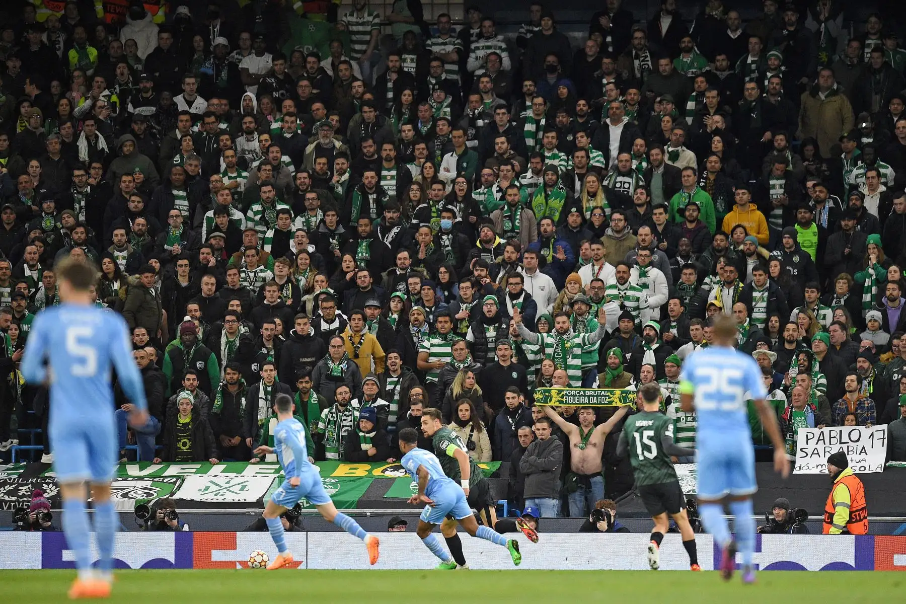 Los hinchas del Sporting de Lisboa animan durante el partido de vuelta de los octavos de final de la Liga de Campeones de la UEFA entre el Manchester City y el Sporting de Lisboa.
Foto: AFP