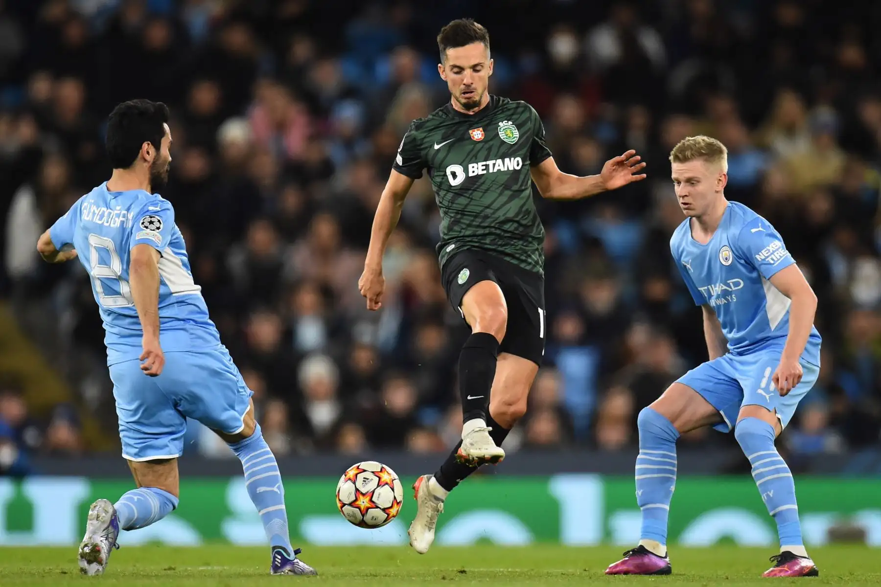 Pablo Sarabia (C) de Sporting en acción contra Ilkay Gundogan (L) y Oleksandr Zinchenko (R) de Manchester City durante los octavos de final de la Liga de Campeones de la UEFA, partido de fútbol de vuelta entre Manchester City y Sporting Lisboa en Manchester, Gran Bretaña, el 09 de marzo de 2022.  (Liga de Campeones, Reino Unido, Lisboa) EFE/EPA/PETER POWELL