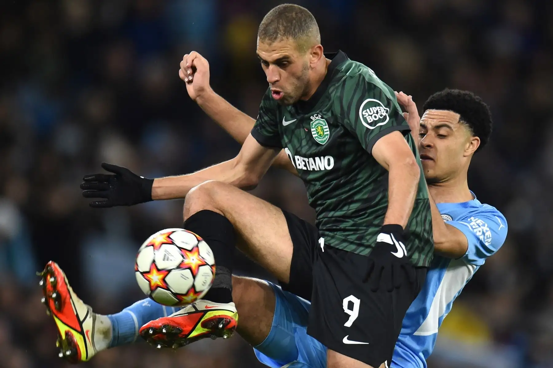 Islam Slimani de Sporting de Lisboa en acción contra CJ Egan-Riley de Manchester City durante los octavos de final de la Liga de Campeones de la UEFA, partido de fútbol de segunda etapa entre Manchester City y Sporting Lisboa en Manchester, Gran Bretaña, el 09 de marzo de 2022. (Liga de Campeones, Reino Unido, Lisboa) EFE/EPA/PETER POWELL