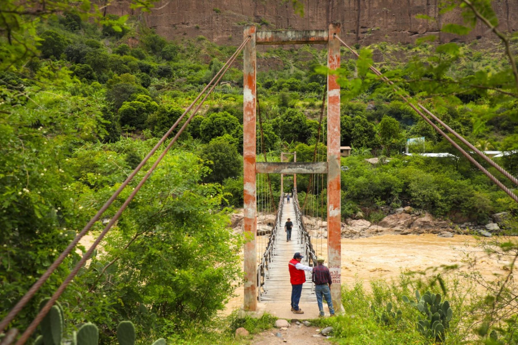 Ayacucho: supervisan terreno para construcción del puente Ccanchi en La Mar