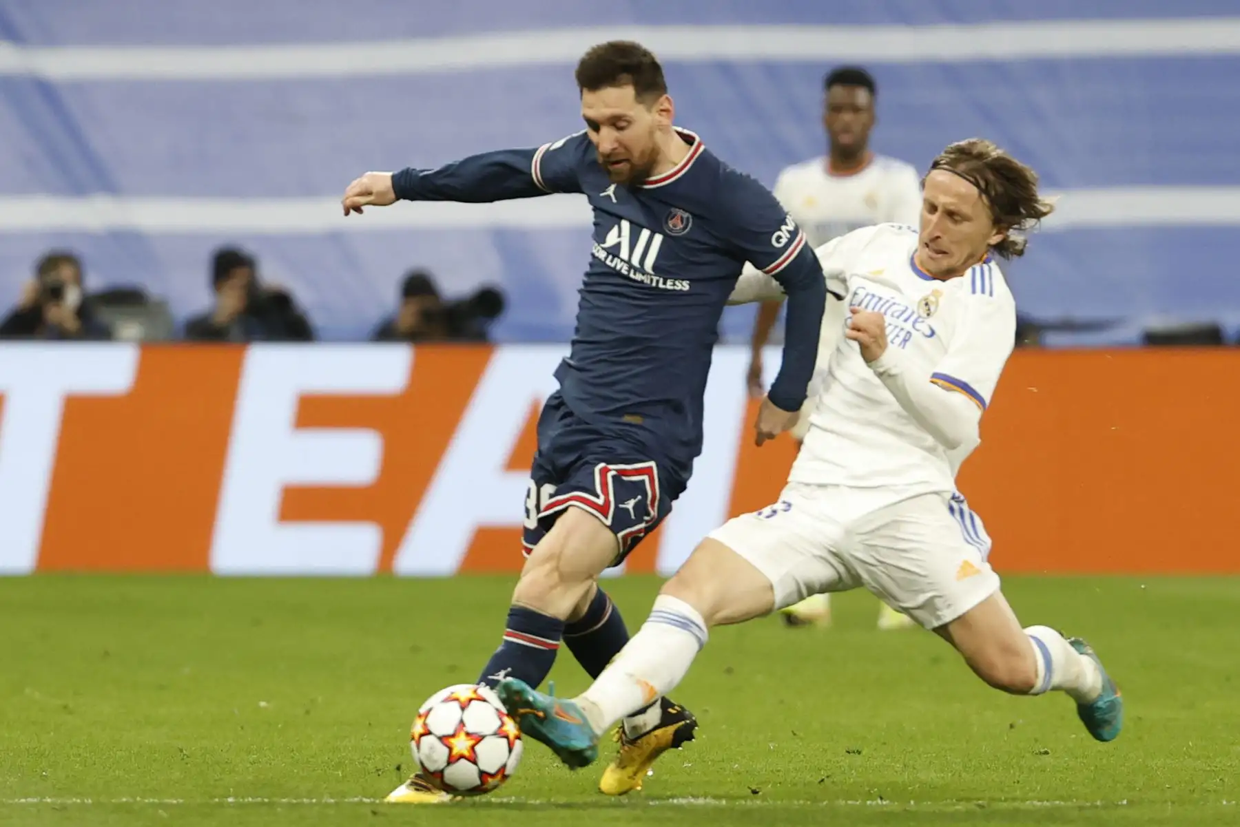 El delantero argentino del PSG, Lionel Messi (i), intenta llevarse el balón ante el centrocampista croata del Real Madrid, Luka Modric, durante el encuentro correspondiente a la vuelta de los octavos de final de la Liga de Campeones que disputan hoy miércoles en el estadio Santiago Bernabéu, en Madrid. EFE / Sergio Perez.