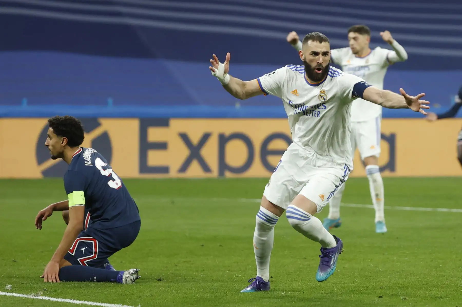 El delantero del Real Madrid Karim Benzemá (d) celebra tras marcar ante el París Saint Germain, durante el partido de vuelta de los octavos de final de la Liga de Campeones que disputan hoy miércoles en el estadio Santiago Bernabéu. EFE/Juanjo Martín