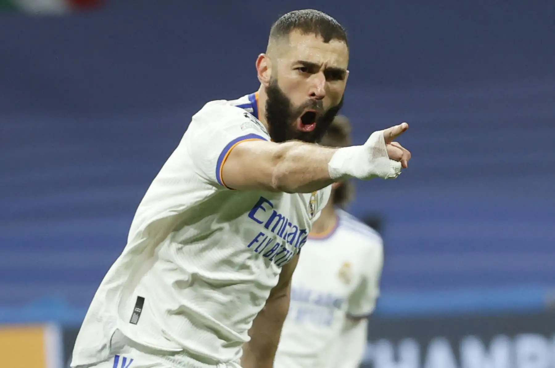 El delantero del Real Madrid Karim Benzemá celebra tras marcar ante el París Saint Germain, durante el partido de vuelta de los octavos de final de la Liga de Campeones que disputan hoy miércoles en el estadio Santiago Bernabéu. EFE/Juanjo Martín