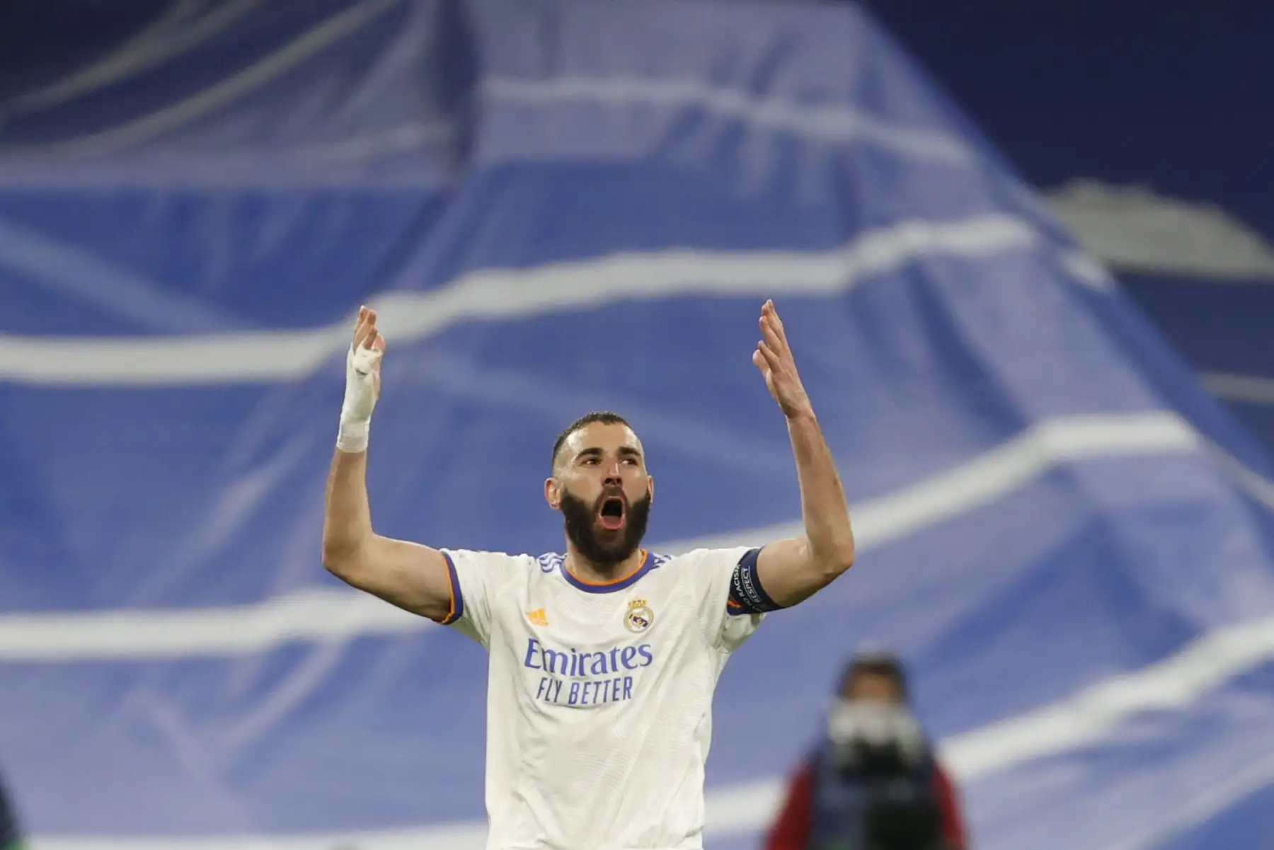 El delantero del Real Madrid Karim Benzemá celebra tras marcar el segundo gol ante el París Saint Germain, durante el partido de vuelta de los octavos de final de la Liga de Campeones que disputan hoy miércoles en el estadio Santiago Bernabéu. EFE/Sergio Pérez
