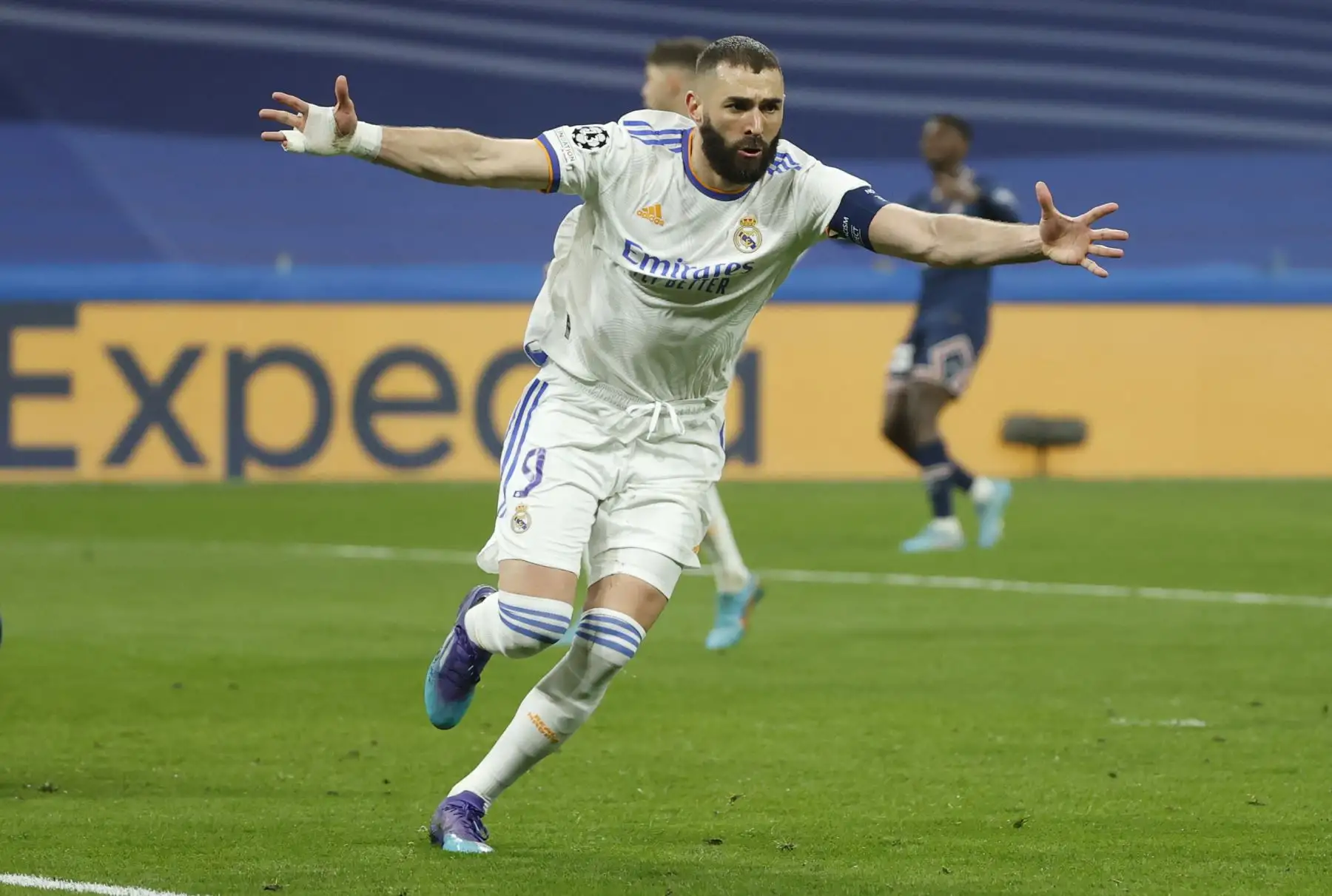 El delantero del Real Madrid Karim Benzemá celebra tras marcar ante el París Saint Germain, durante el partido de vuelta de los octavos de final de la Liga de Campeones que disputan hoy miércoles en el estadio Santiago Bernabéu. EFE/Juanjo Martín