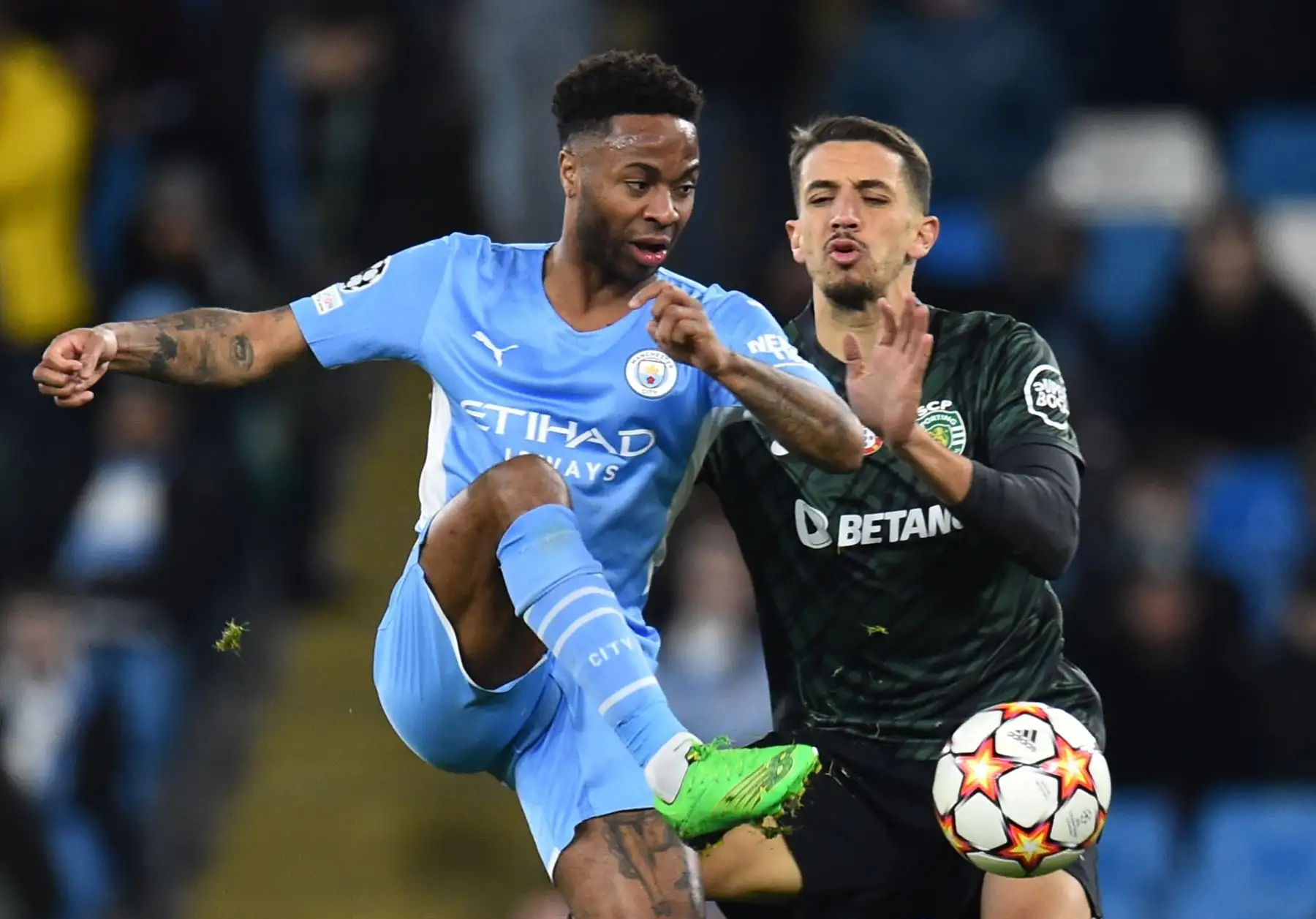 Raheem Sterling (L) de Manchester City en acción contra Zouhair Feddal (R) de Sporting durante la ronda de octavos de final de la Liga de Campeones de la UEFA, partido de fútbol de segunda pierna entre Manchester City y Sporting Lisboa en Manchester, Gran Bretaña, 09 de marzo de 2022. (Liga de Campeones, Reino Unido Unido, Lisboa) EFE/EPA/PETER POWELL