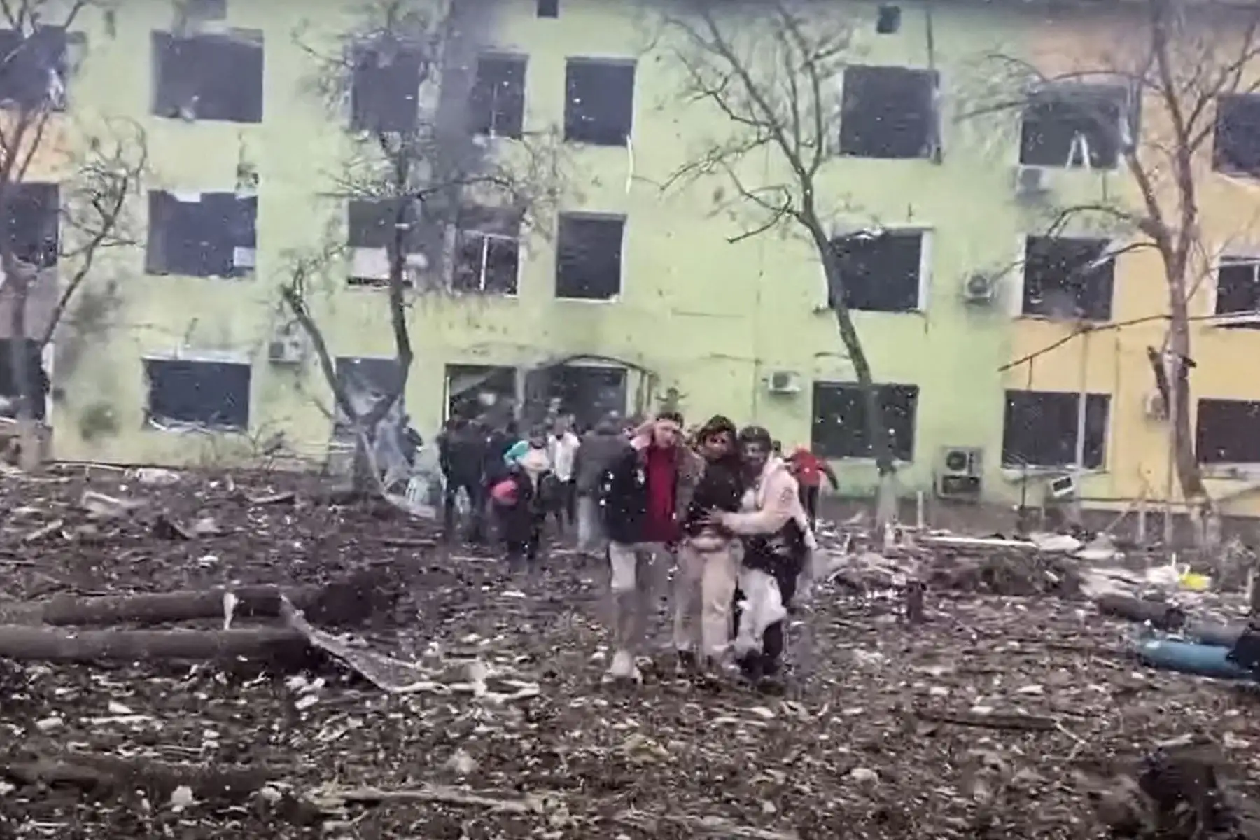 Edificios dañados de un hospital infantil luego de un ataque aéreo ruso en la ciudad de Mariupol. Foto: AFP