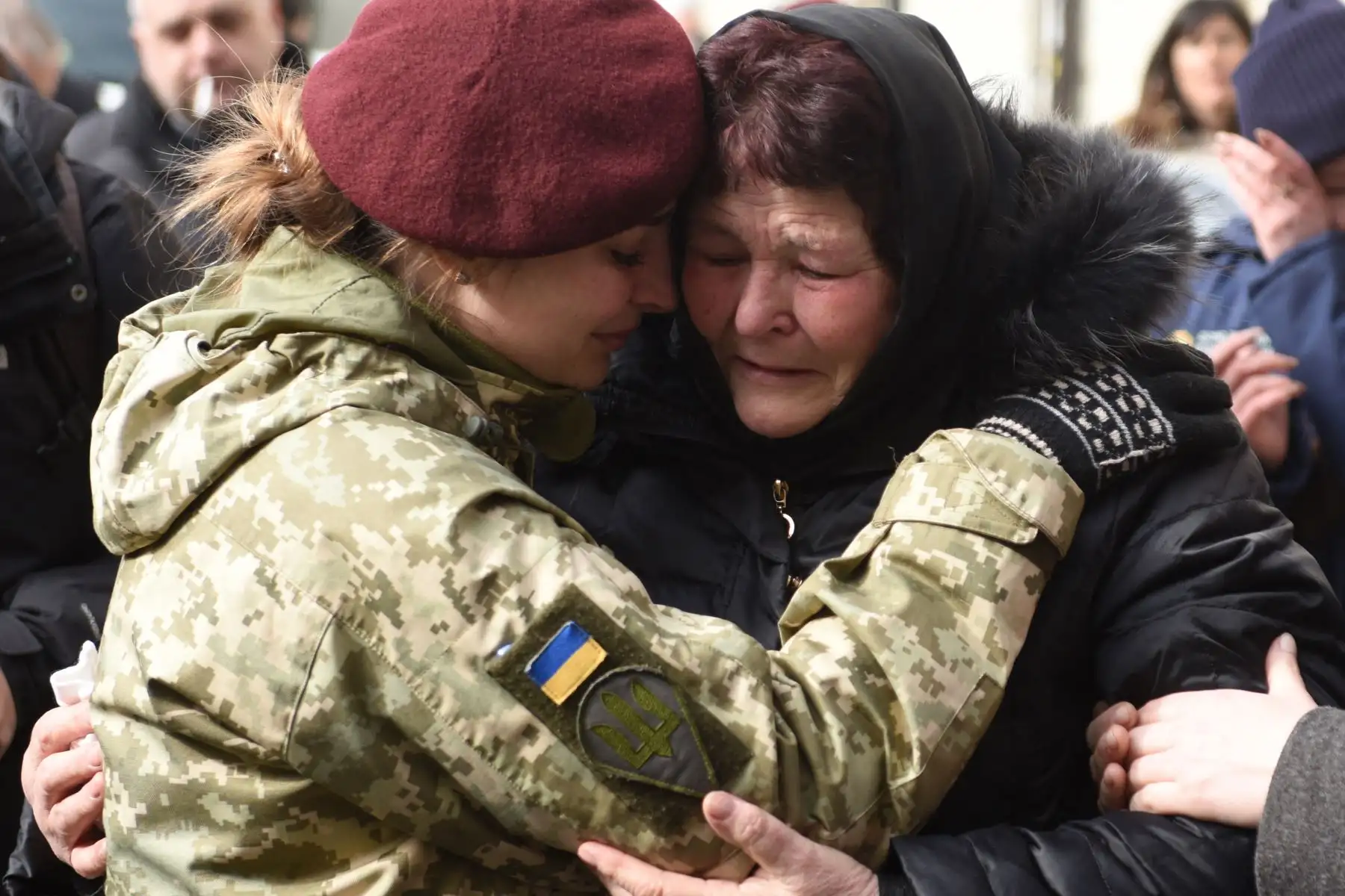 Una militar reacciona durante los funerales de Dmytro Kotenko, Vasyl Vyshyvany y Kyrylo Moroz, militares ucranianos asesinados. Foto: AFP
