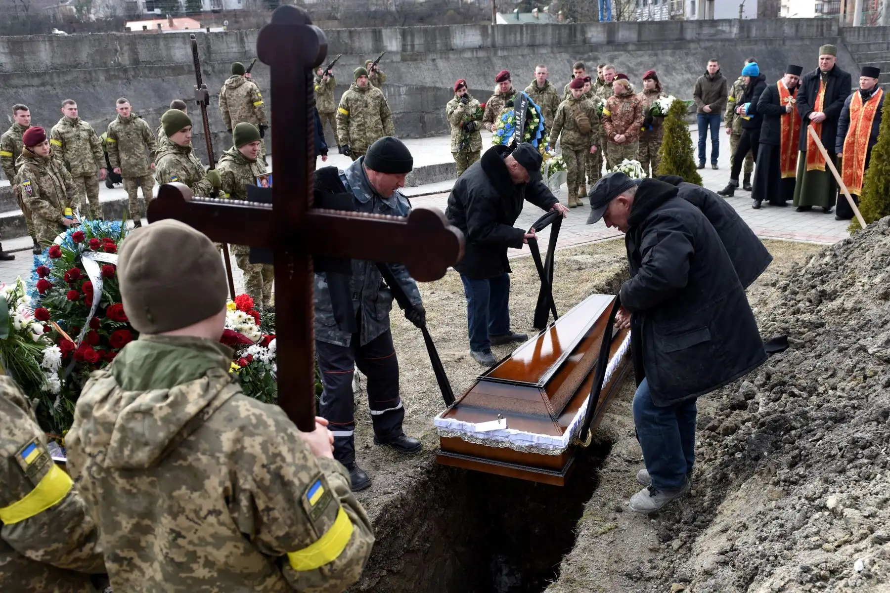 Militares asisten a los funerales de Dmytro Kotenko, Vasyl Vyshyvany y Kyrylo Moroz, militares ucranianos asesinados . Foto: AFP