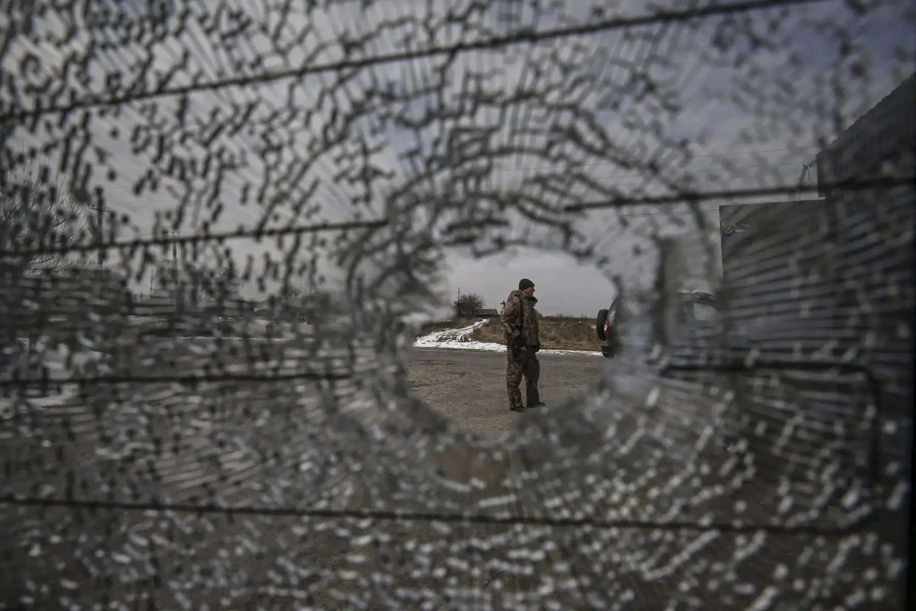 Un militar ucraniano se encuentra en un puesto de control en la aldea de Velyka Dymerka, al este de Kiev. Foto: AFP