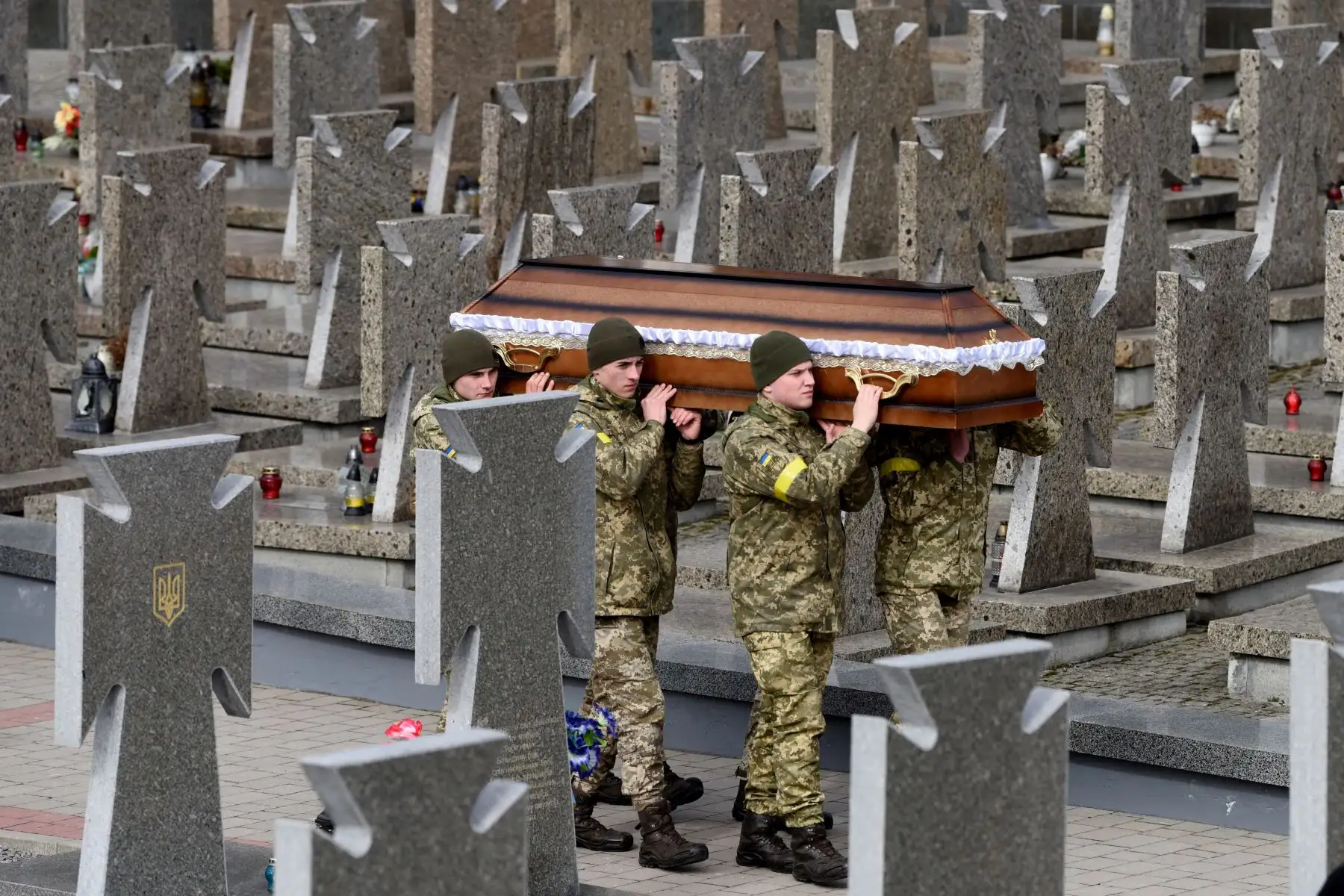 Militares llevan un ataúd durante los funerales de militares ucranianos asesinados. Foto: AFP