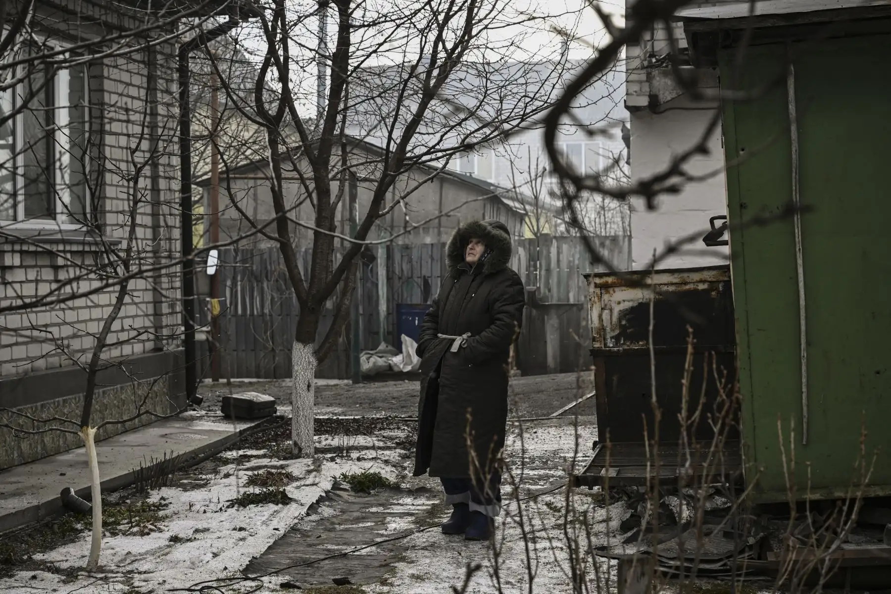 Una mujer mira una casa bombardeada en el pueblo de Velyka Dymerka, al este de Kiev. Foto: AFP