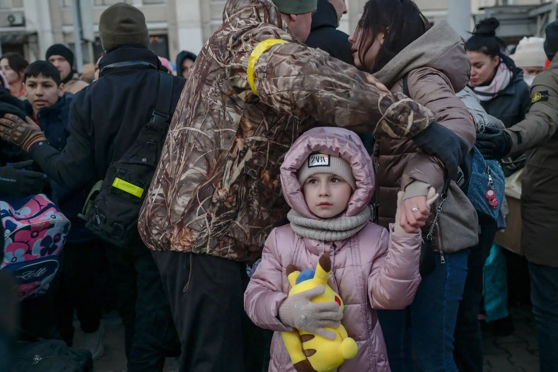La gente se reúne en una plataforma para tratar de evacuar la ciudad en la estación central de trenes de la principal ciudad portuaria de Odessa. Foto: AFP