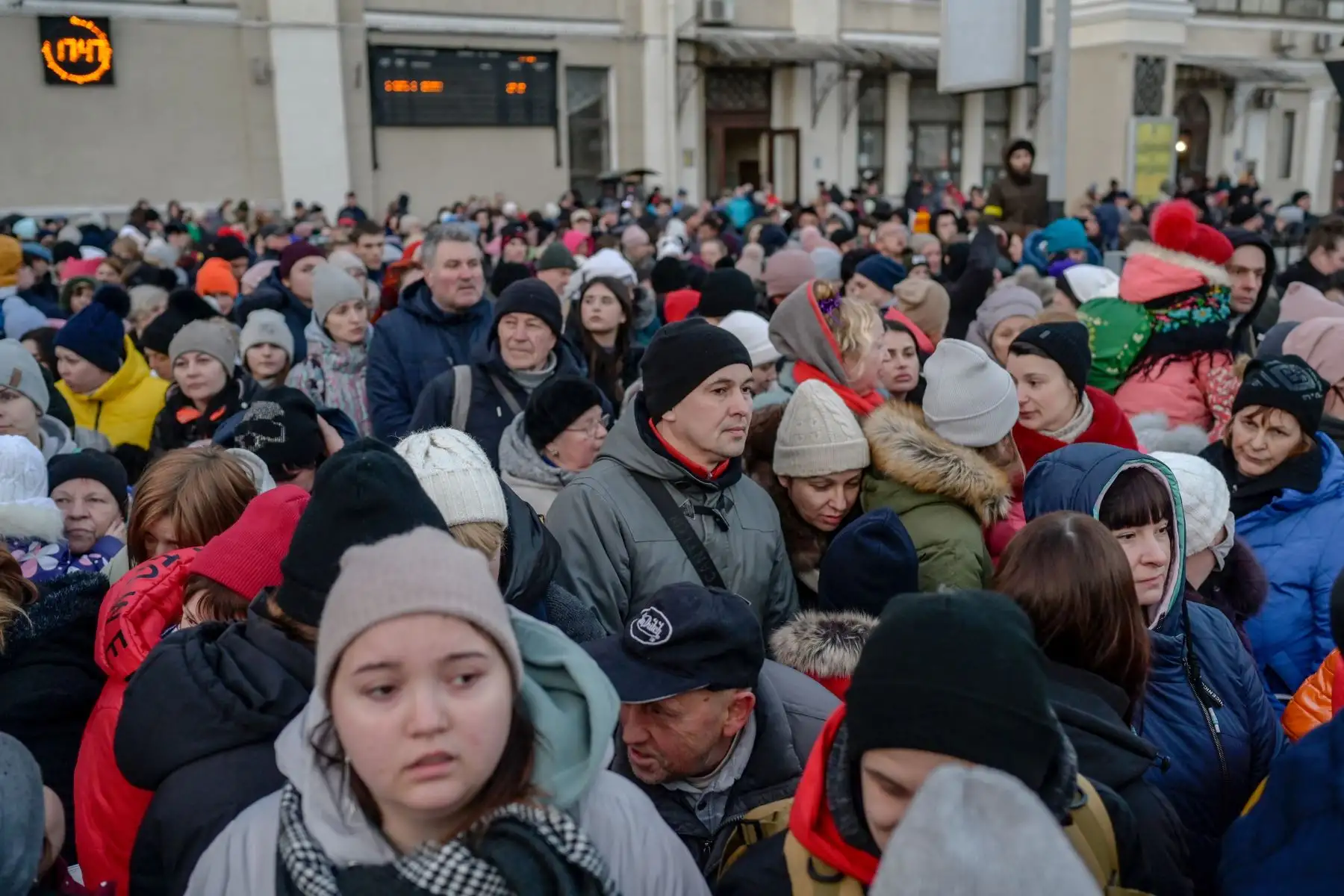 La gente se apresura a tomar un tren y evacuar la ciudad en la estación central de trenes de la principal ciudad portuaria de Odessa, que permanece bajo control ucraniano. Foto: AFP