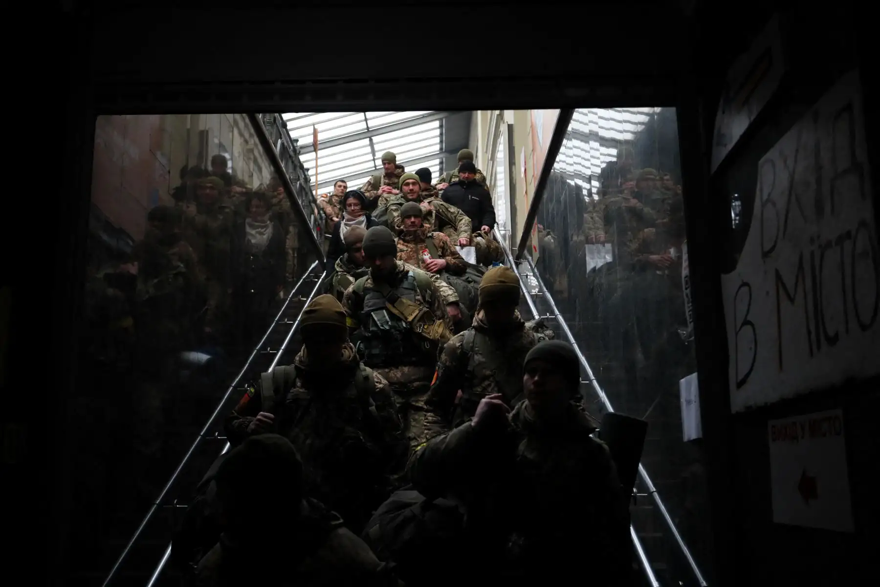 Militares ucranianos se preparan para partir en dirección a Kiev en la estación central de trenes en la ciudad de Lviv, en el oeste de Ucrania. Foto: AFP