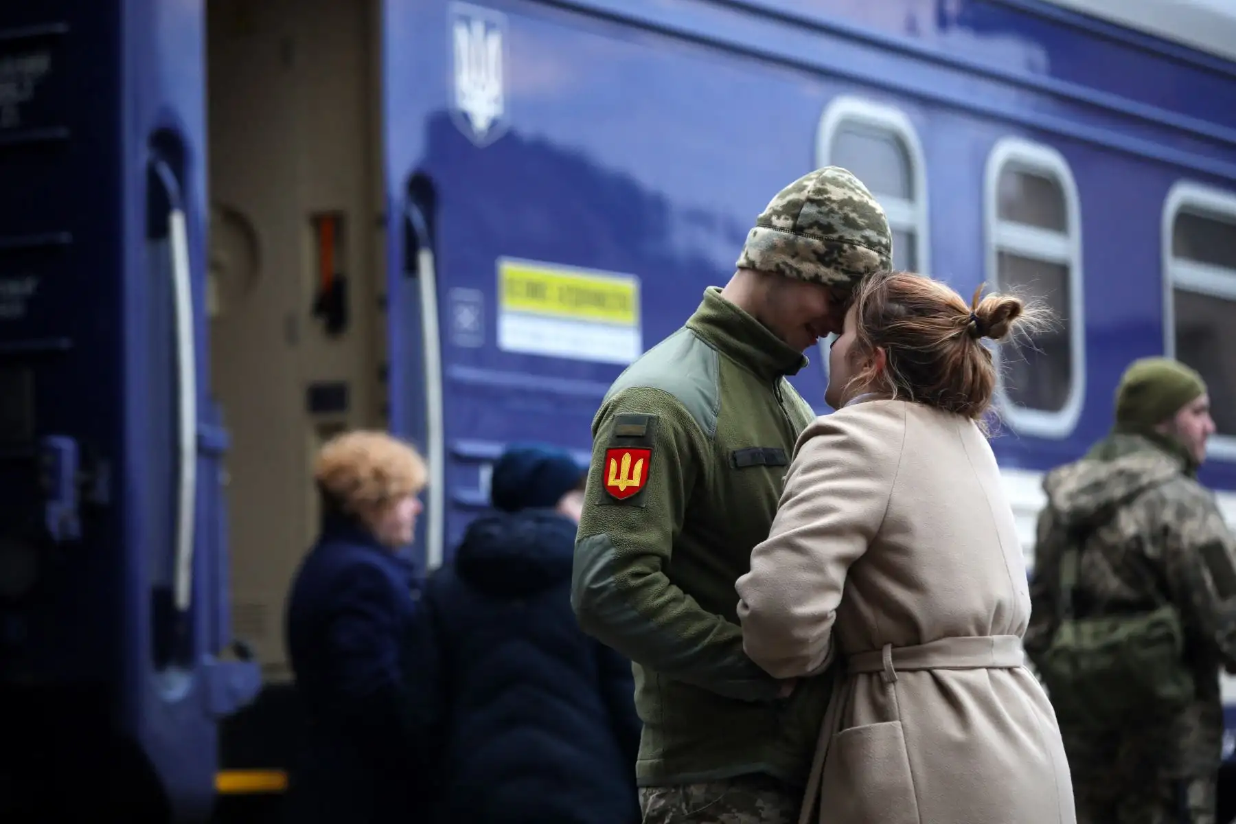 Un militar ucraniano se despide de su novia antes de partir en dirección a Kiev en la estación central de trenes de la ciudad de Lviv, en el oeste de Ucrania. Foto: AFP