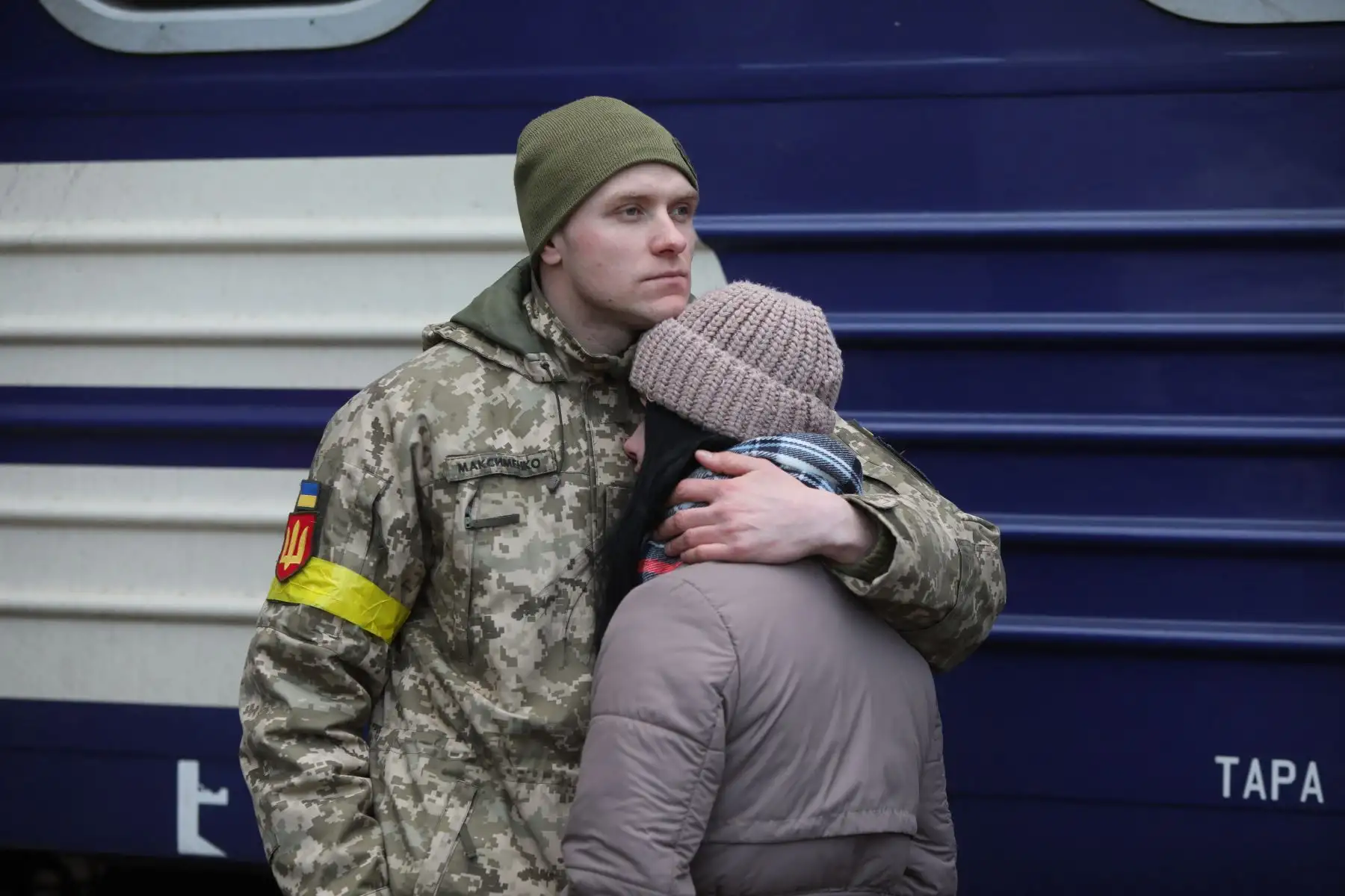Un militar ucraniano se despide de su novia antes de partir en dirección a Kiev en la estación central de trenes de la ciudad de Lviv, en el oeste de Ucrania. Foto: AFP