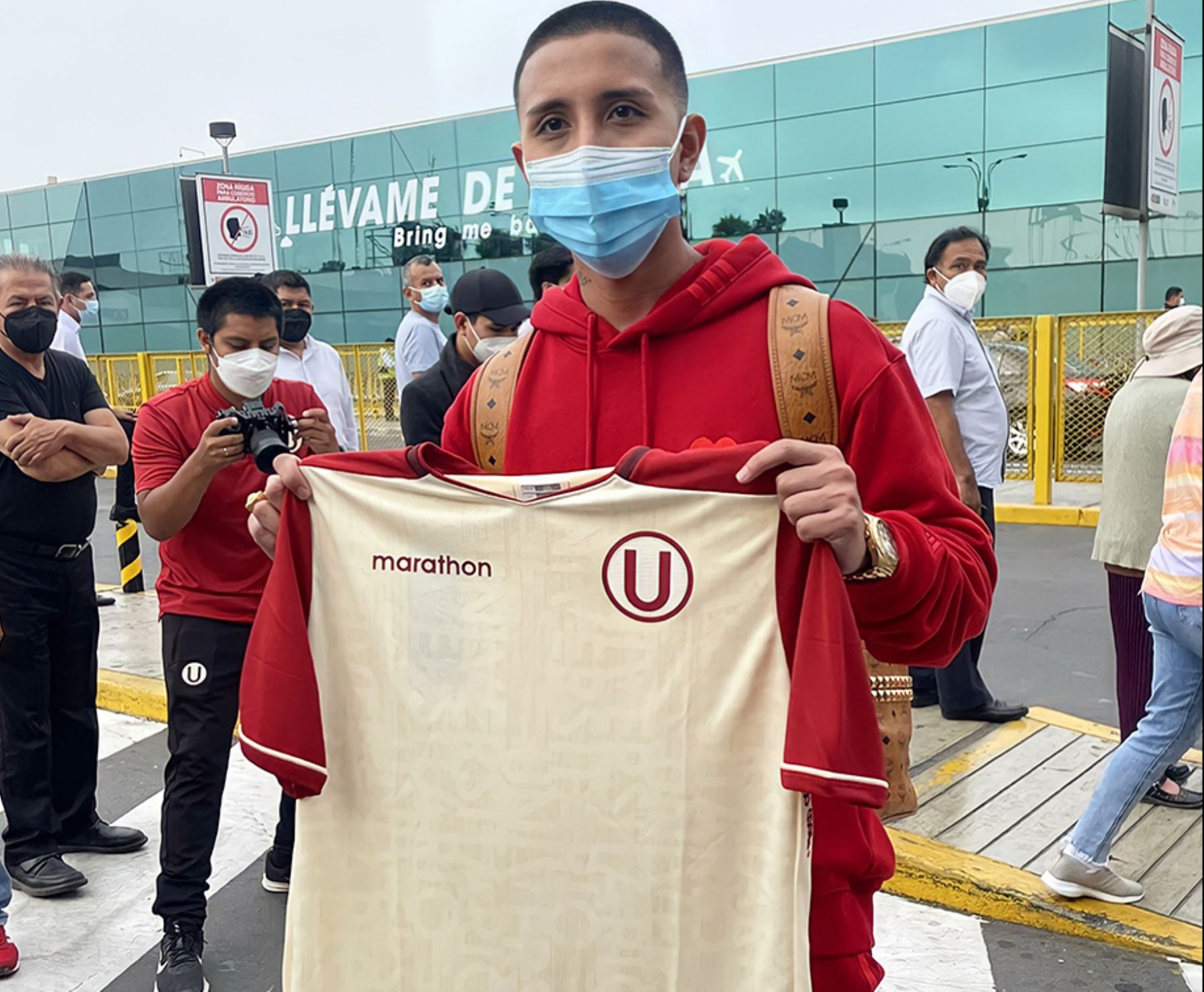 Rodrigo Vilca posa con la camiseta de Universitario