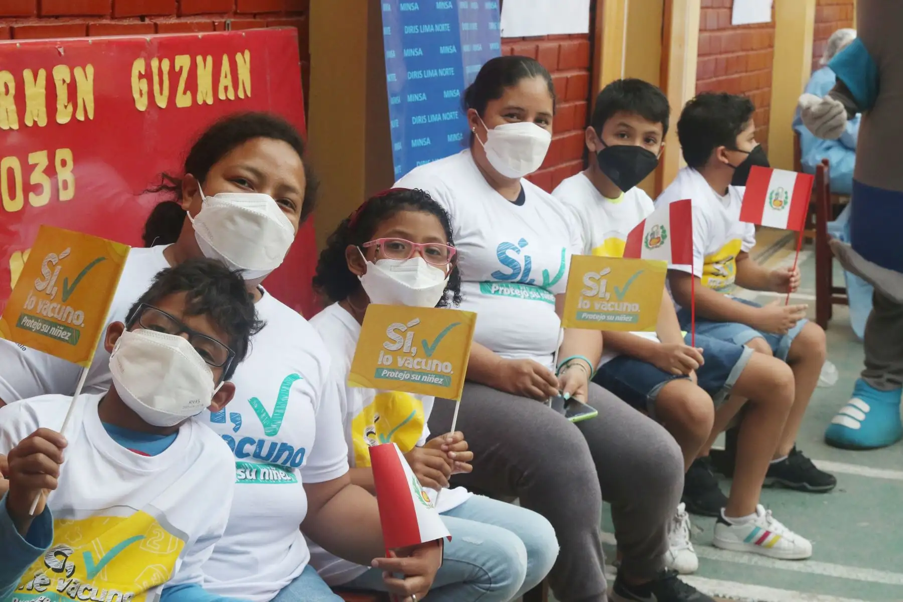 Niños, niñas y padres de familia, vienen recibiendo atención en los diferentes servicios de salud, durante la Campaña "Todos Vuelven Sanos y Protegidos al Cole", en la Institución Educativa N°3038 Patricia Carmen Guzmán en San Martín de Porres.
Foto: ANDINA/Eddy Ramos