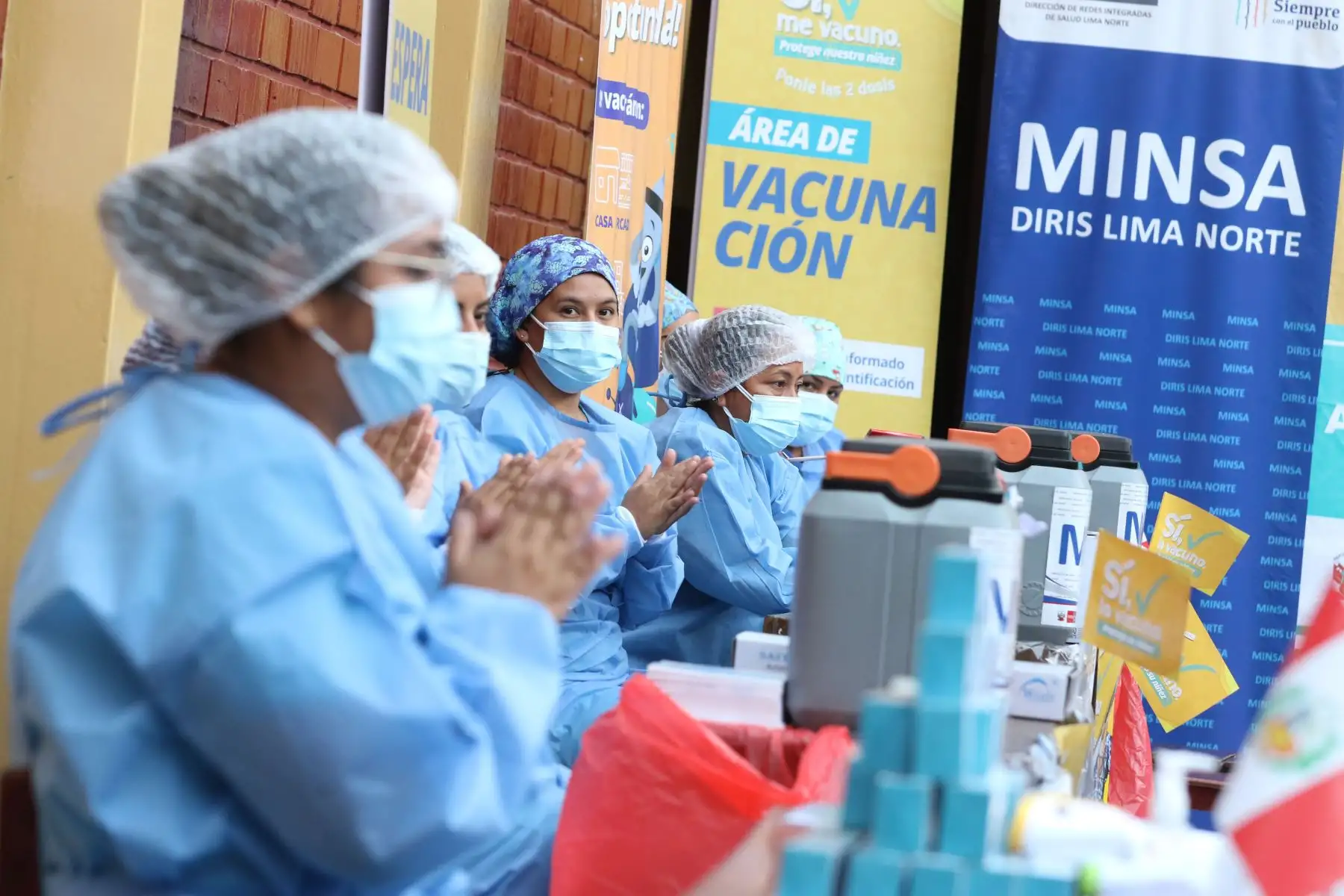Niños, niñas y padres de familia, vienen recibiendo atención en los diferentes servicios de salud, durante la Campaña "Todos Vuelven Sanos y Protegidos al Cole", en la Institución Educativa N°3038 Patricia Carmen Guzmán en San Martín de Porres.
Foto: ANDINA/Eddy Ramos