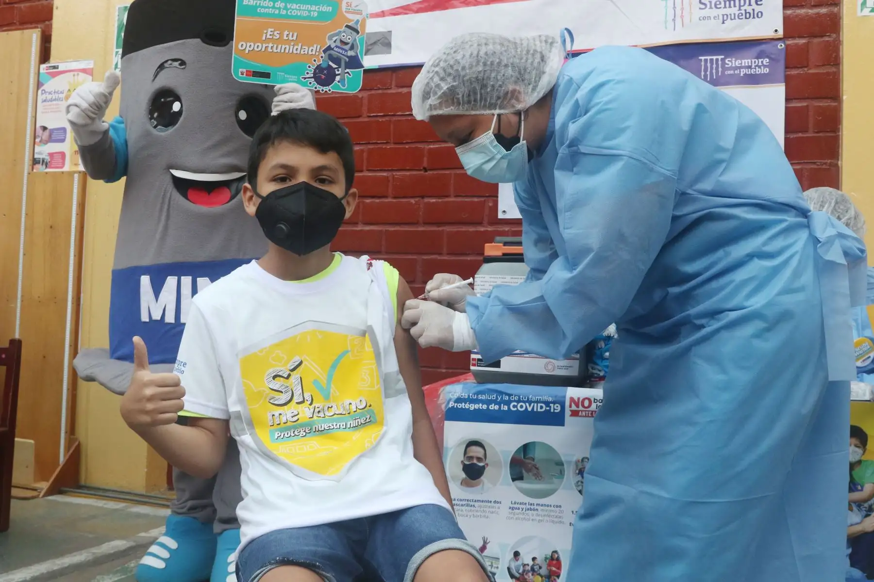 Niños, niñas y padres de familia, vienen recibiendo atención en los diferentes servicios de salud, durante la Campaña "Todos Vuelven Sanos y Protegidos al Cole", en la Institución Educativa N°3038 Patricia Carmen Guzmán en San Martín de Porres.
Foto: ANDINA/Eddy Ramos
