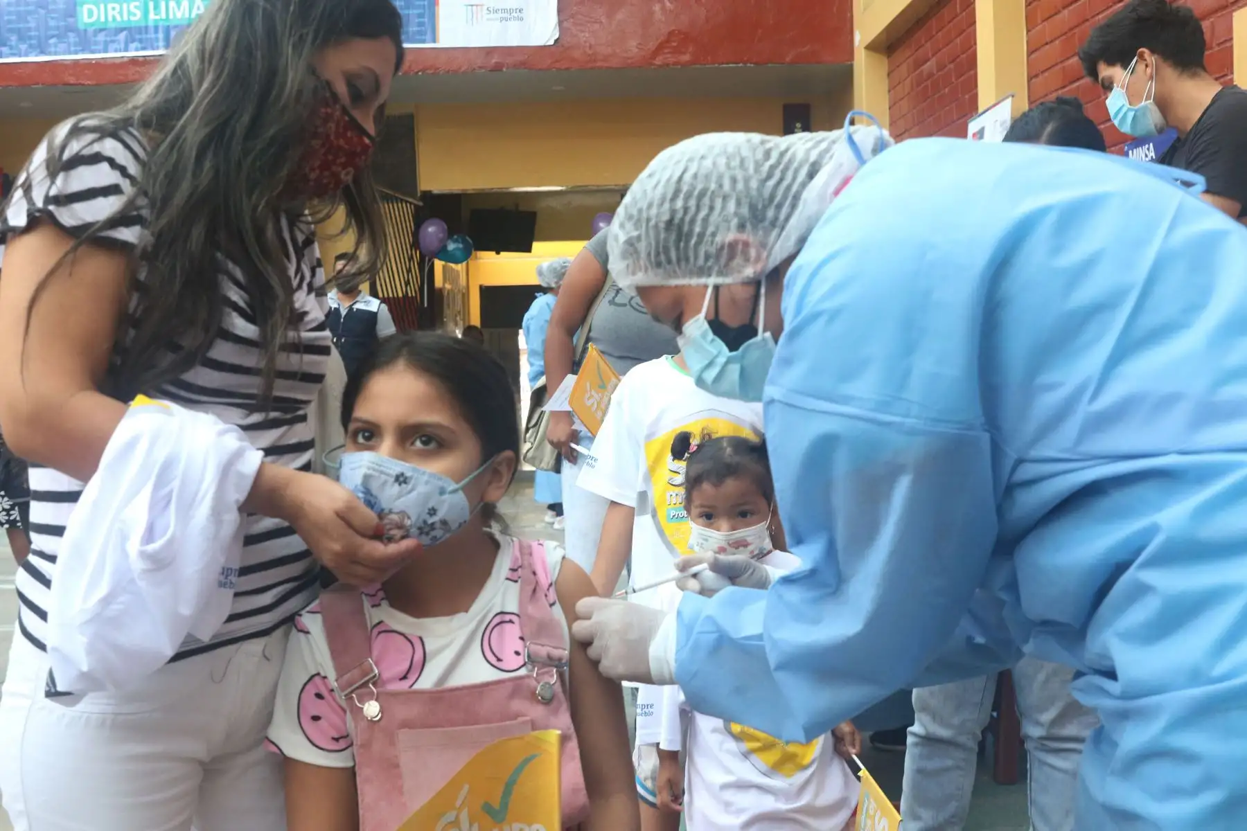 Niños, niñas y padres de familia, vienen recibiendo atención en los diferentes servicios de salud, durante la Campaña "Todos Vuelven Sanos y Protegidos al Cole", en la Institución Educativa N°3038 Patricia Carmen Guzmán en San Martín de Porres.
Foto: ANDINA/Eddy Ramos