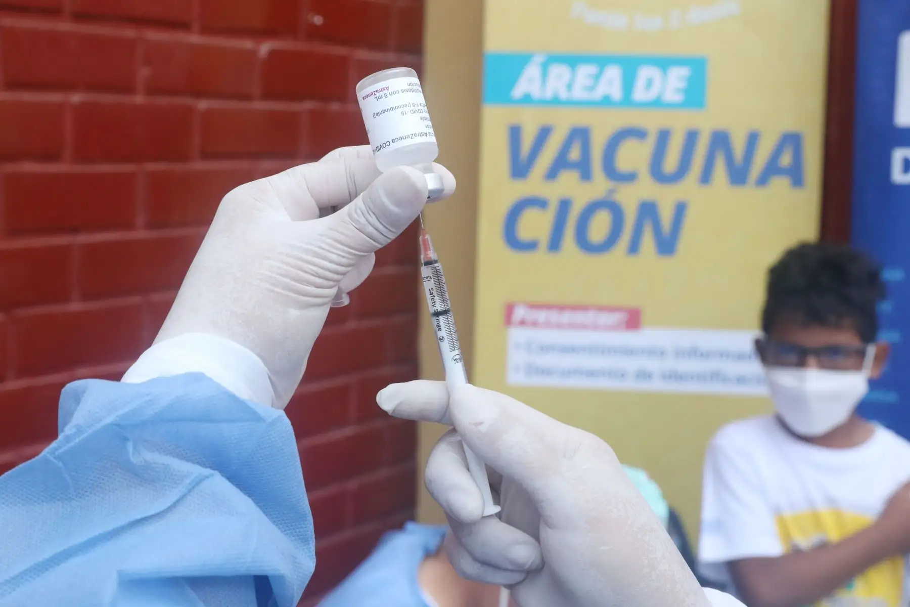 Niños, niñas y padres de familia, vienen recibiendo atención en los diferentes servicios de salud, durante la Campaña "Todos Vuelven Sanos y Protegidos al Cole", en la Institución Educativa N°3038 Patricia Carmen Guzmán en San Martín de Porres.
Foto: ANDINA/Eddy Ramos