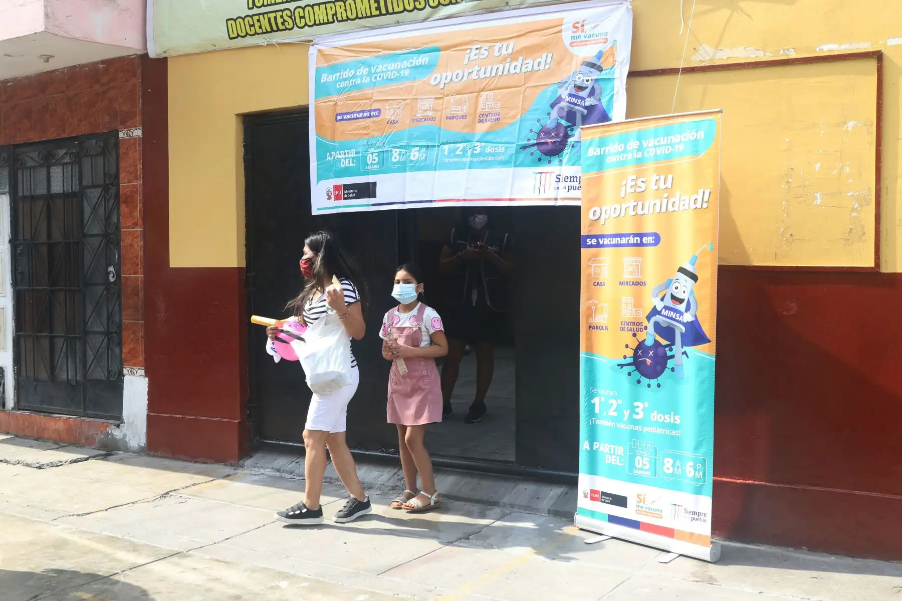 Niños, niñas y padres de familia, vienen recibiendo atención en los diferentes servicios de salud, durante la Campaña "Todos Vuelven Sanos y Protegidos al Cole", en la Institución Educativa N°3038 Patricia Carmen Guzmán en San Martín de Porres.
Foto: ANDINA/Eddy Ramos