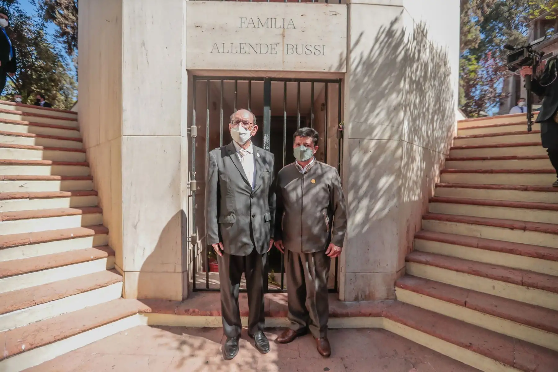 Presidente Pedro Castillo rinde homenaje a Salvador Allende y deposita ofrenda floral al pie de la tumba donde reposan los restos del ex mandatario chileno, en el Cementerio General de Santiago.
Foto: ANDINA / Prensa Presidencia