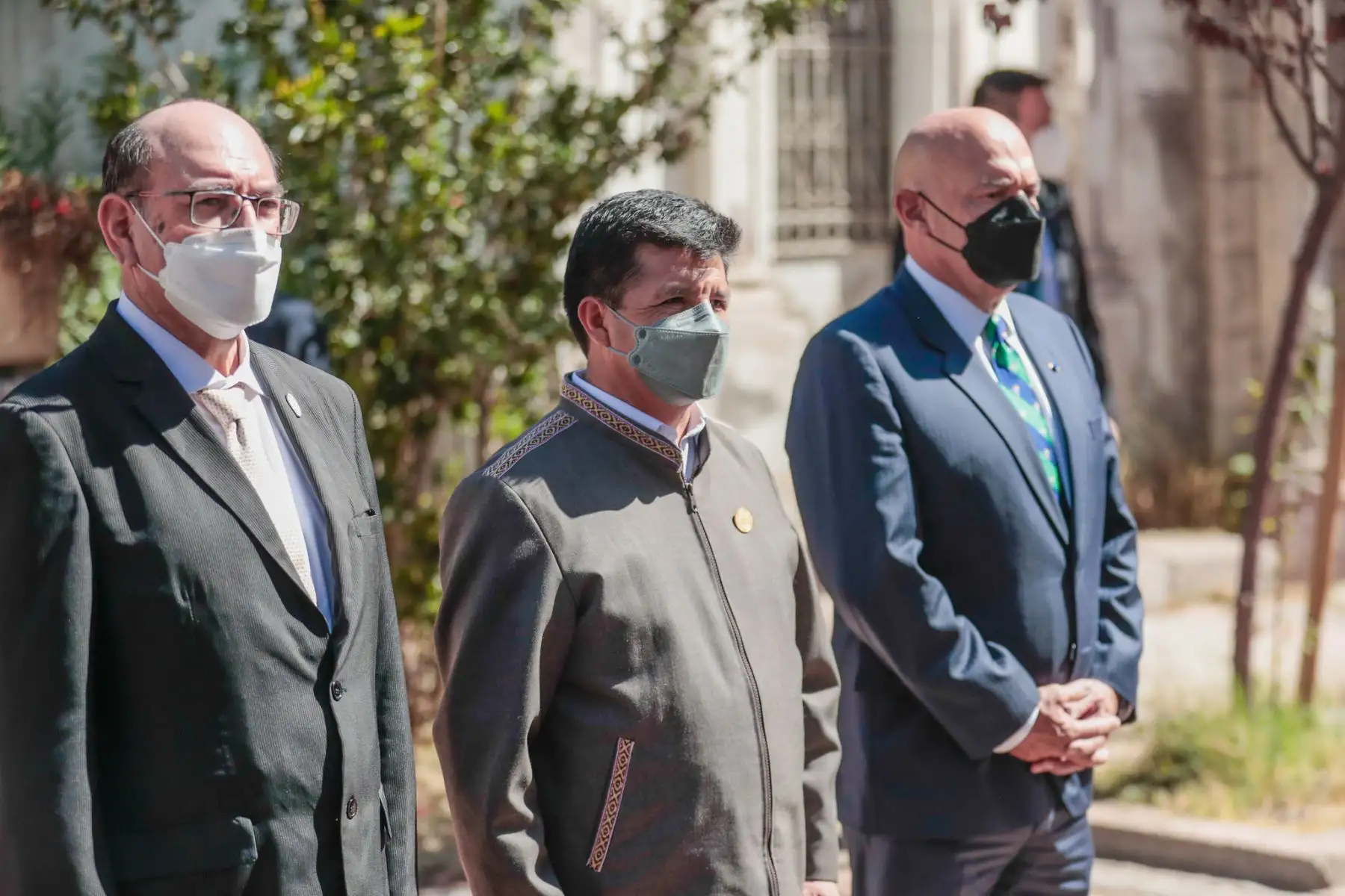 Presidente Pedro Castillo rinde homenaje a Salvador Allende y deposita ofrenda floral al pie de la tumba donde reposan los restos del ex mandatario chileno, en el Cementerio General de Santiago.
Foto: ANDINA / Prensa Presidencia