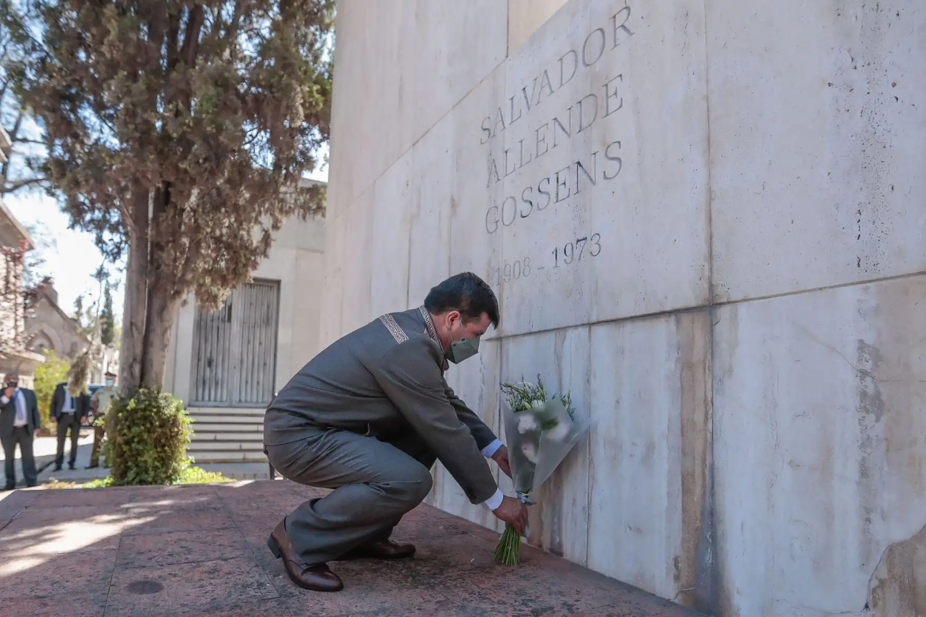 Presidente Pedro Castillo rinde homenaje a Salvador Allende y deposita ofrenda floral al pie de la tumba donde reposan los restos del ex mandatario chileno, en el Cementerio General de Santiago.
Foto: ANDINA / Prensa Presidencia