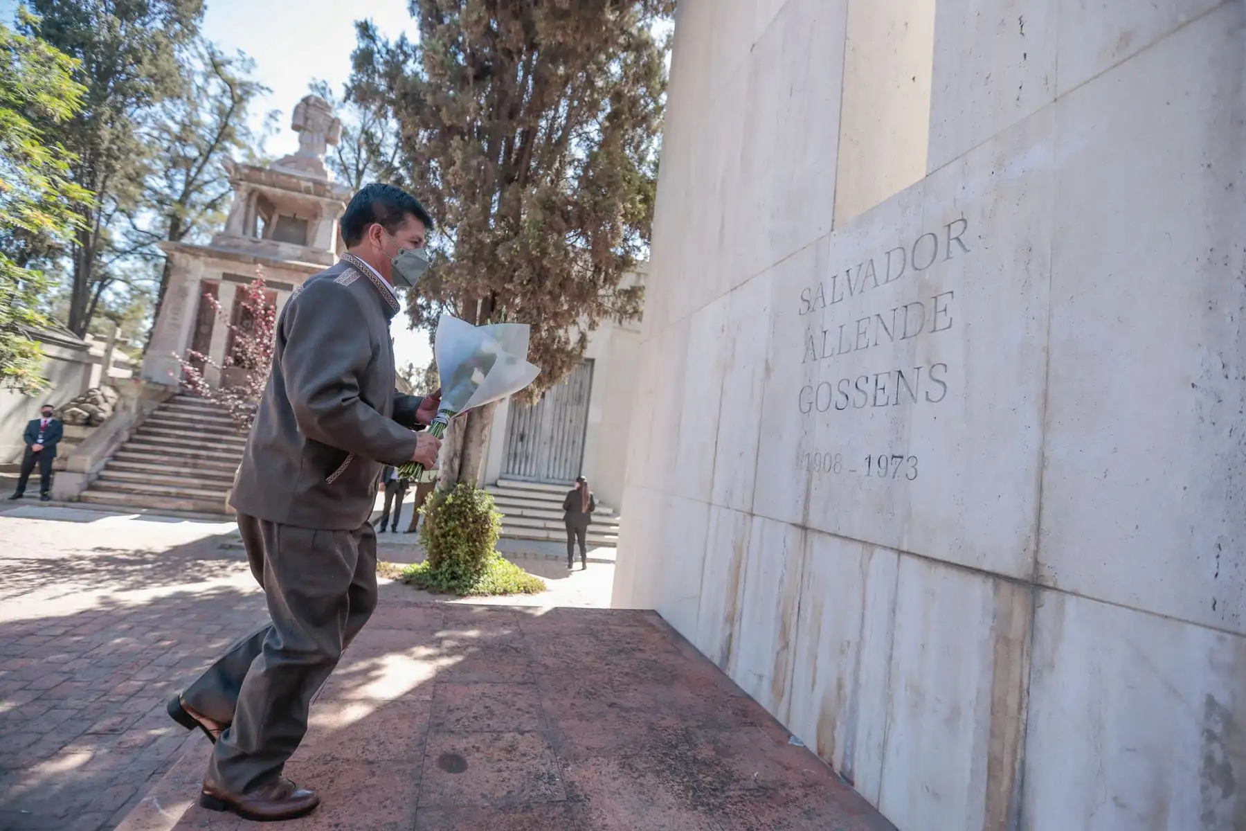 Presidente Pedro Castillo rinde homenaje a Salvador Allende y deposita ofrenda floral al pie de la tumba donde reposan los restos del ex mandatario chileno, en el Cementerio General de Santiago.
Foto: ANDINA / Prensa Presidencia