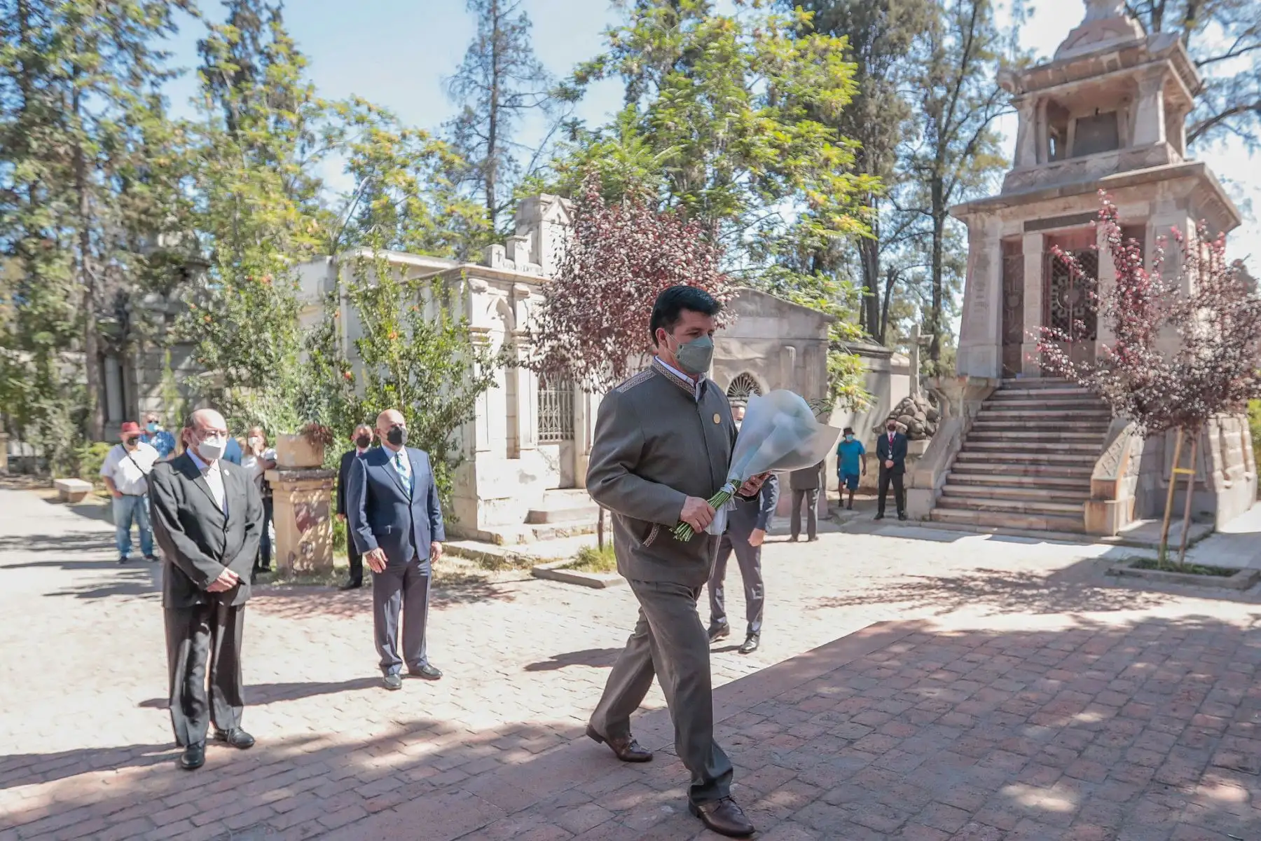 Presidente Pedro Castillo rinde homenaje a Salvador Allende y deposita ofrenda floral al pie de la tumba donde reposan los restos del ex mandatario chileno, en el Cementerio General de Santiago.
Foto: ANDINA / Prensa Presidencia