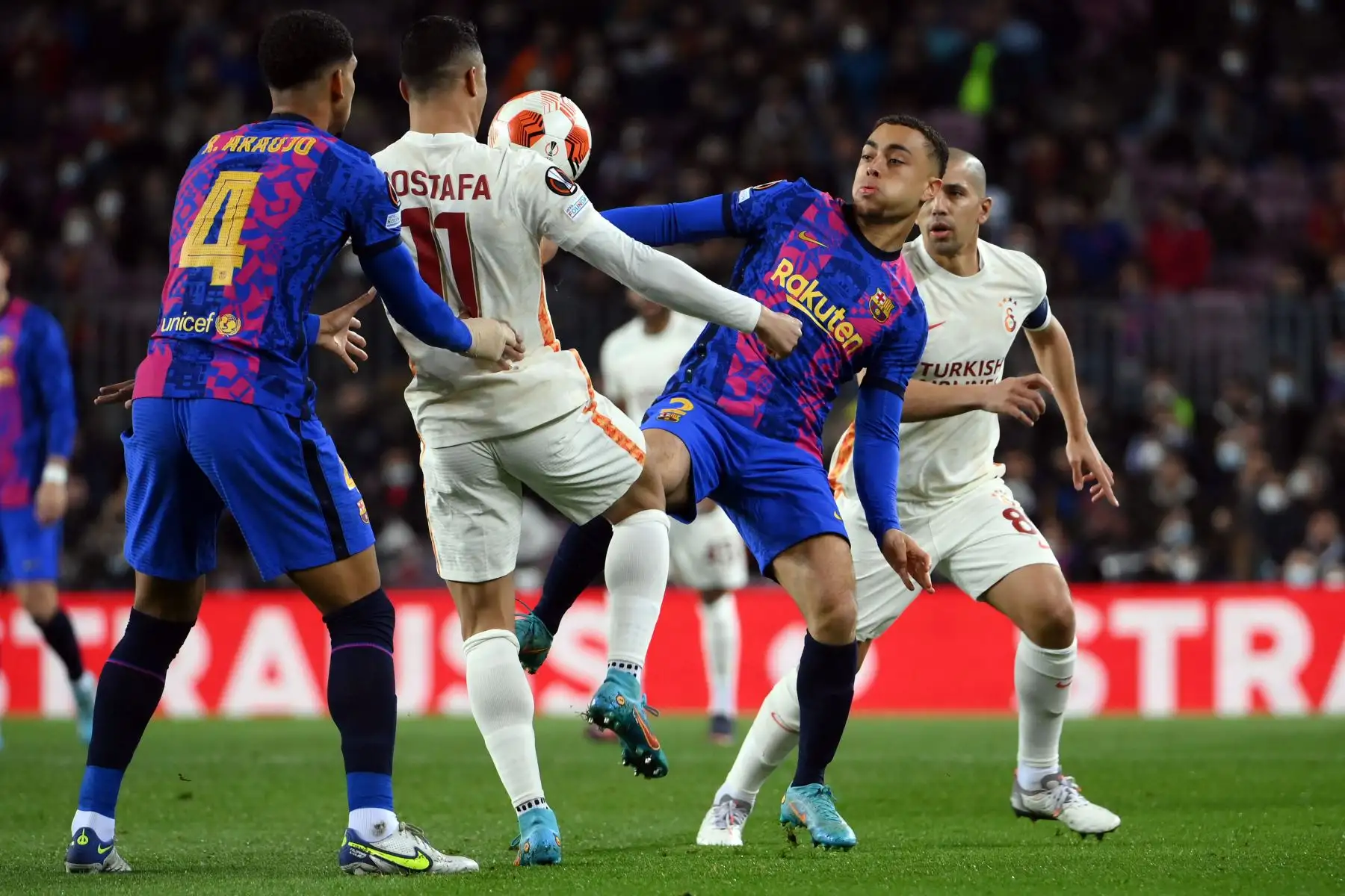 El delantero egipcio del Galatasaray Mostafa Mohamed compite con el defensa estadounidense del Barcelona Sergino Dest durante el partido de ida de los octavos de final de la UEFA Europa League entre el FC Barcelona y el Galatasaray en el estadio Camp Nou de Barcelona.
Foto: AFP