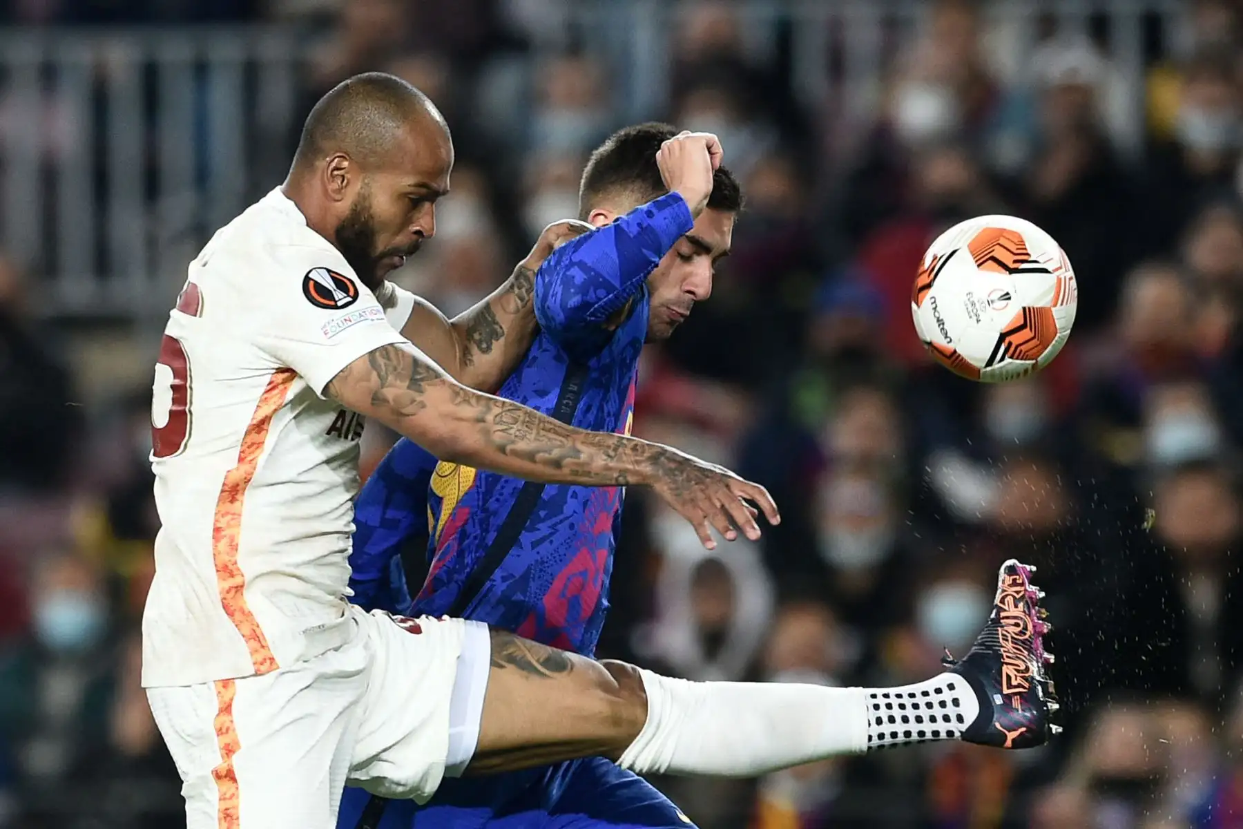 El defensa brasileño del Galatasaray, Marcao , compite con el delantero español del Barcelona, ​​Ferran Torres, durante el partido de ida de octavos de final de la UEFA Europa League entre el FC Barcelona y el Galatasaray en el estadio Camp Nou de Barcelona.
Foto: AFP