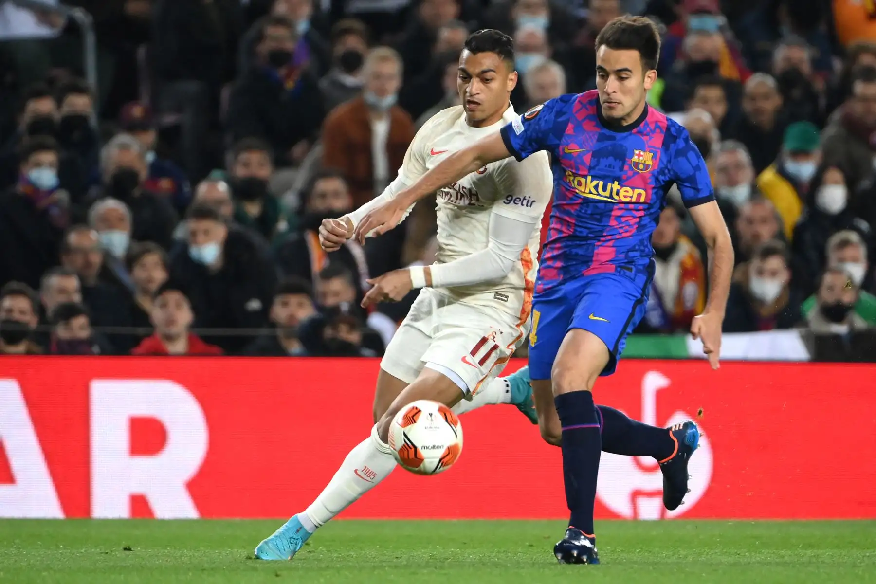El delantero egipcio del Galatasaray, Mostafa Mohamed , compite con el defensa español del Barcelona, ​​Eric García, durante el partido de ida de octavos de final de la UEFA Europa League entre el FC Barcelona y el Galatasaray en el estadio Camp Nou de Barcelona.
Foto: AFP