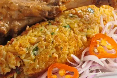 El tacu tacu es un potaje oriundo y embajador culinario de la provincia de Barranca, nacido de la mezcla armoniosa del arroz traído por los inmigrantes asiáticos con el frijol originario del Perú, que se convierte en un solo cuerpo gracias a los acrobáticos saltos que protagoniza sobre la sartén y el fuego intenso que manejan experimentados cocineros.