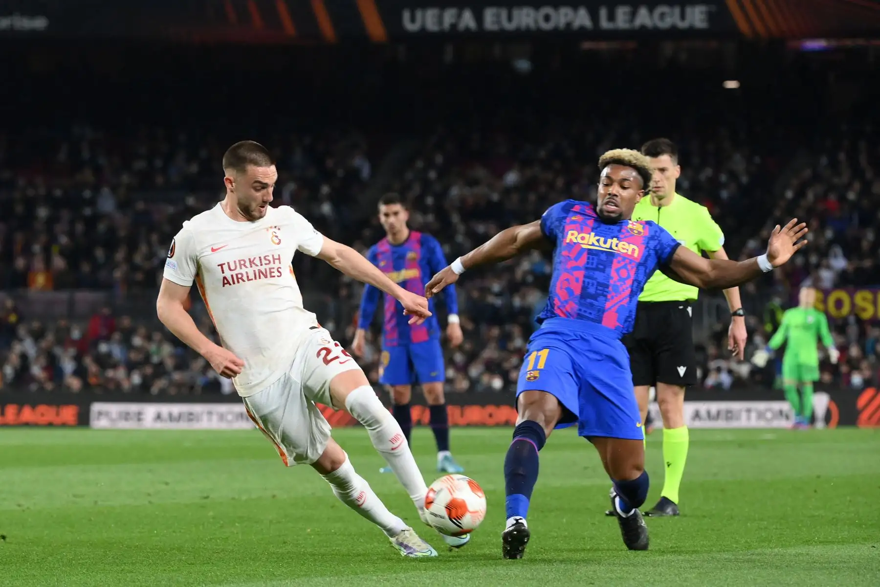 El centrocampista turco del Galatasaray, Berkan Kutlu,  compite con el delantero español del Barcelona, ​​Adama Traore, durante el partido de ida de octavos de final de la UEFA Europa League entre el FC Barcelona y el Galatasaray en el estadio Camp Nou de Barcelona.
Foto: AFP